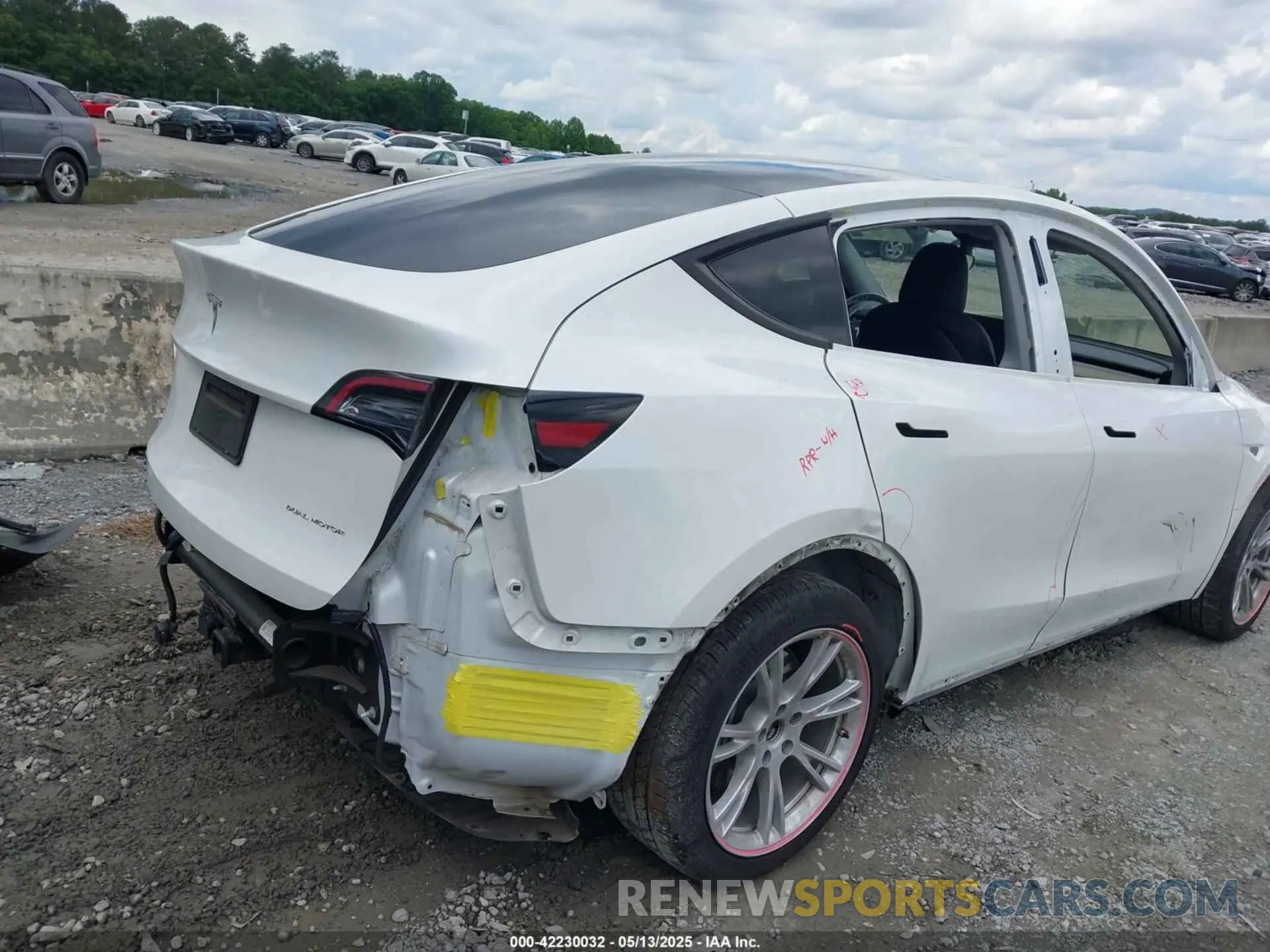 19 Photograph of a damaged car 5YJYGDEEXMF267616 TESLA MODEL Y 2021