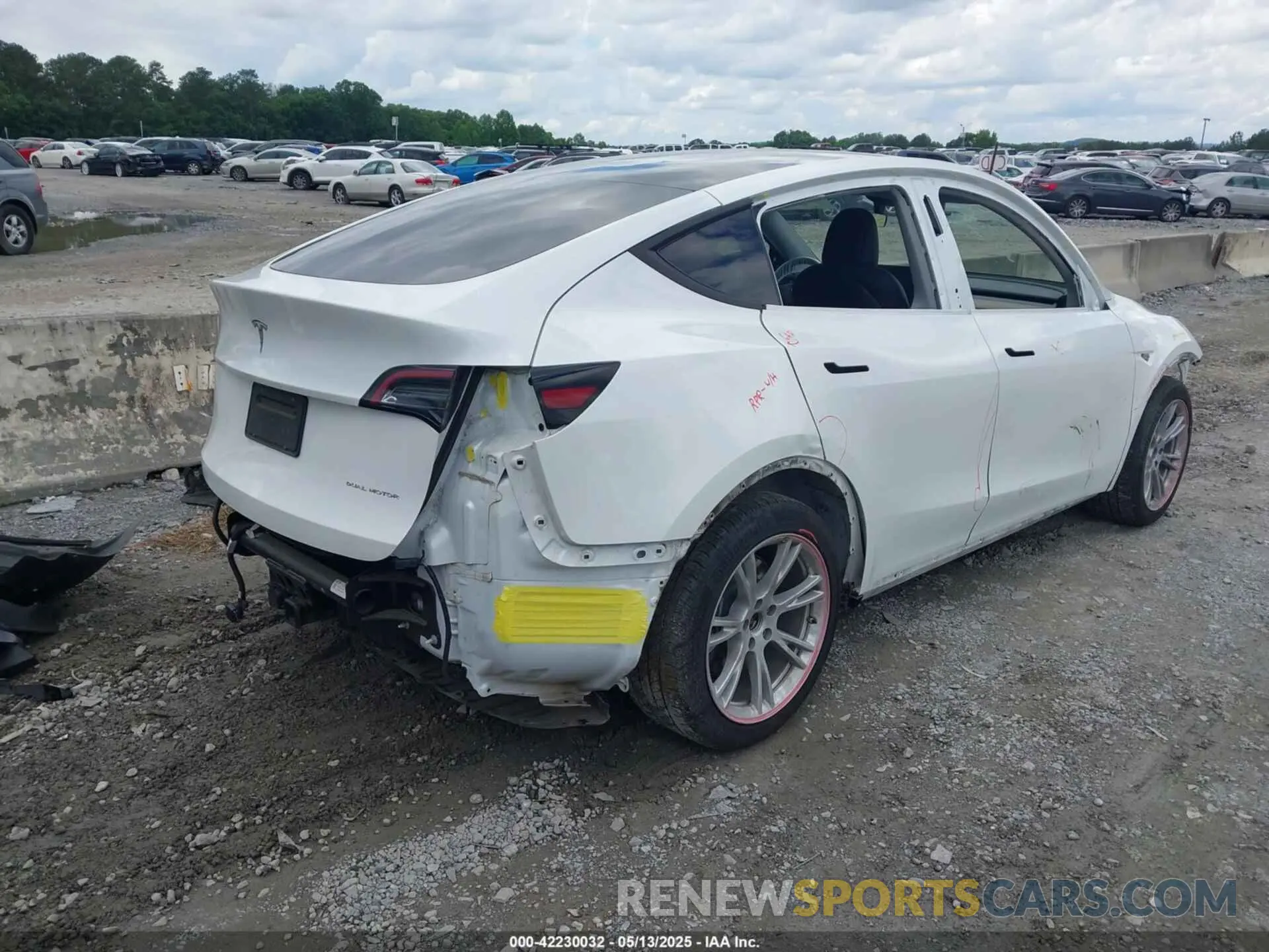 4 Photograph of a damaged car 5YJYGDEEXMF267616 TESLA MODEL Y 2021