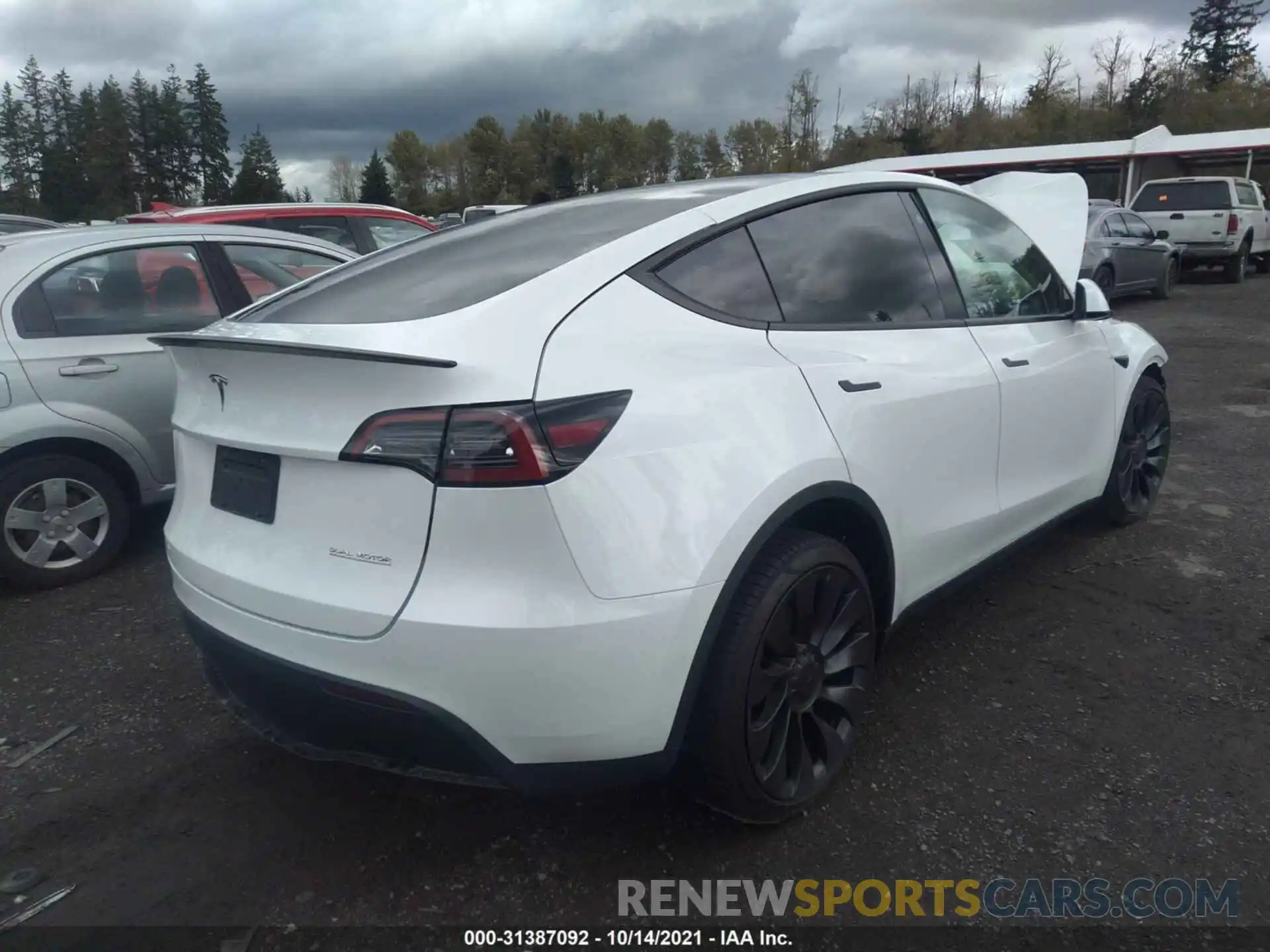 4 Photograph of a damaged car 5YJYGDEF0MF270842 TESLA MODEL Y 2021