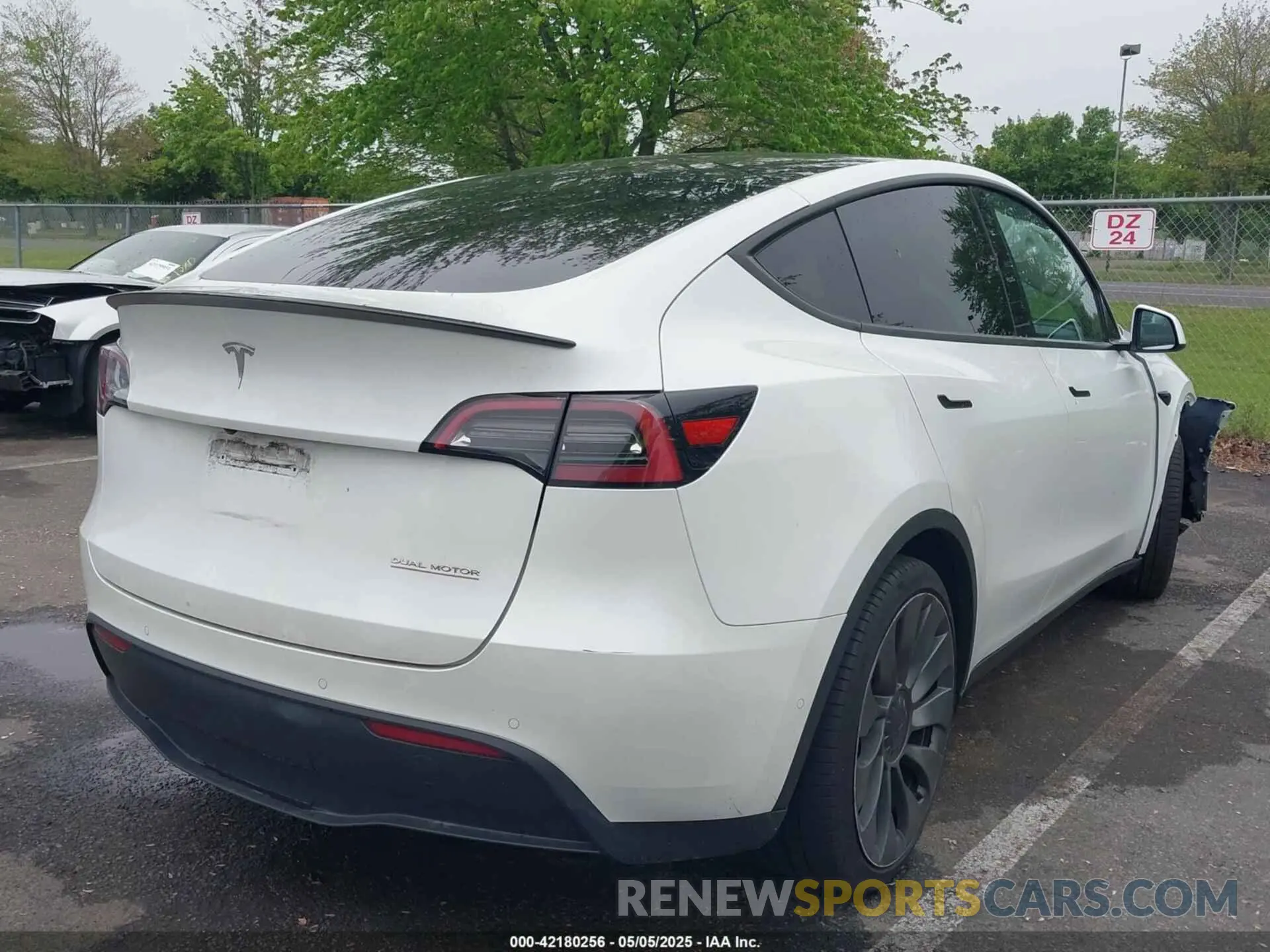 4 Photograph of a damaged car 5YJYGDEF1MF251359 TESLA MODEL Y 2021