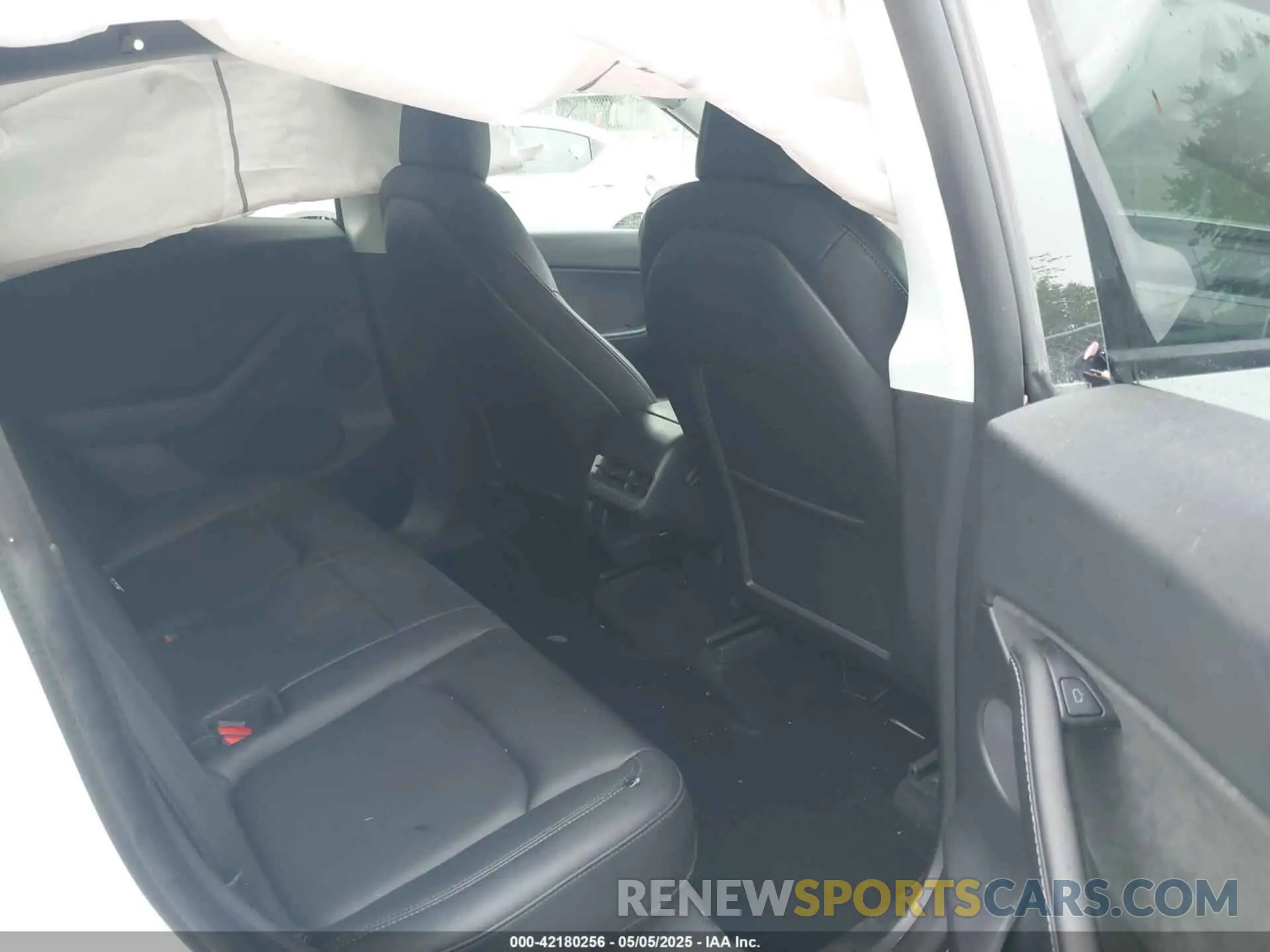 8 Photograph of a damaged car 5YJYGDEF1MF251359 TESLA MODEL Y 2021