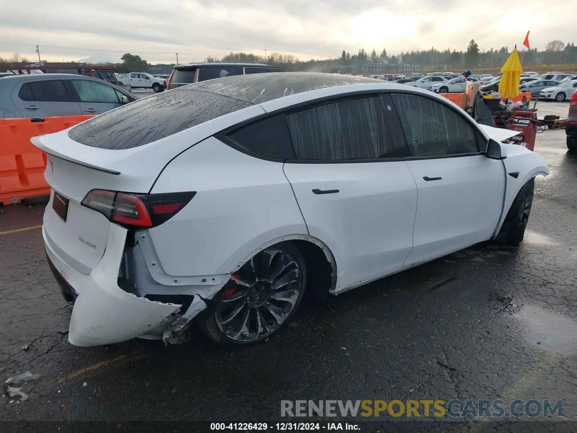 4 Photograph of a damaged car 5YJYGDEF2MF133739 TESLA MODEL Y 2021