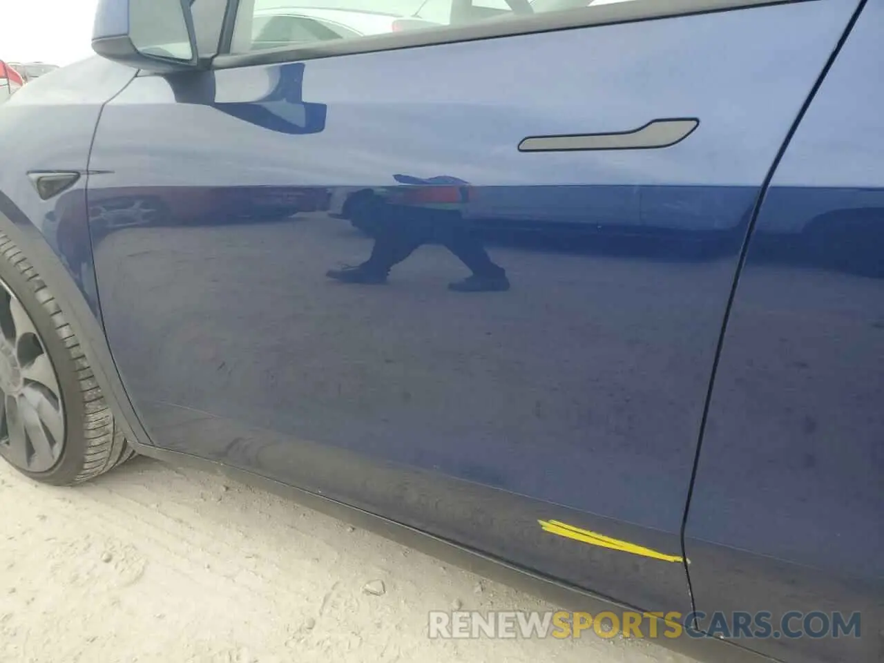 12 Photograph of a damaged car 5YJYGDEF3MF302702 TESLA MODEL Y 2021