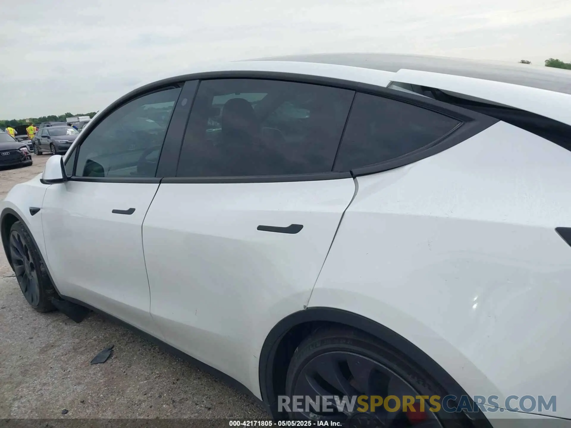 13 Photograph of a damaged car 5YJYGDEF4MF250206 TESLA MODEL Y 2021