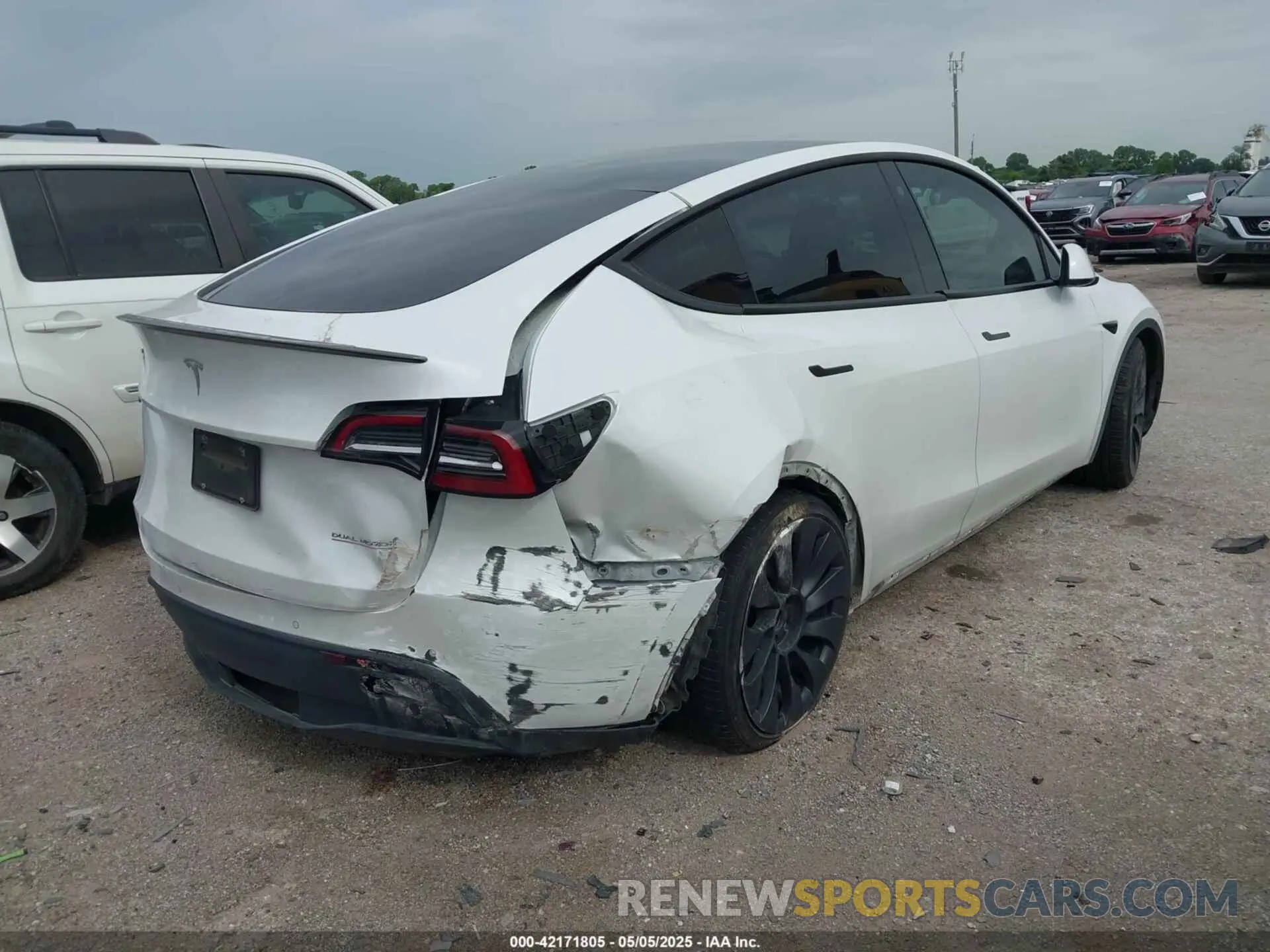 4 Photograph of a damaged car 5YJYGDEF4MF250206 TESLA MODEL Y 2021