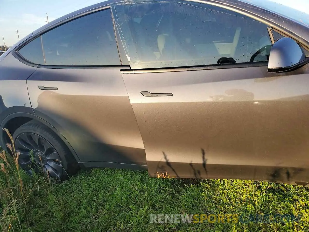3 Photograph of a damaged car 5YJYGDEF5MF264633 TESLA MODEL Y 2021
