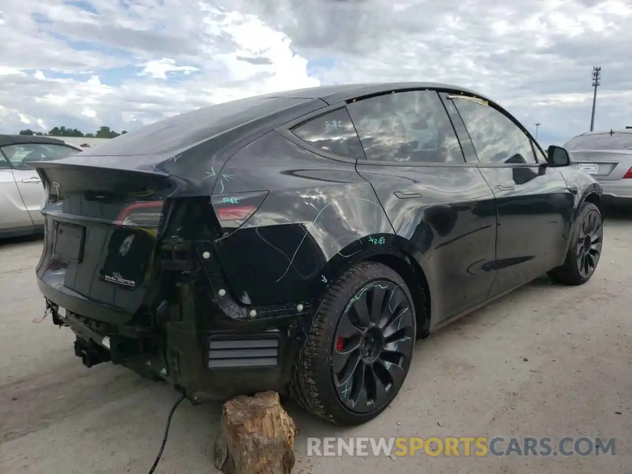 4 Photograph of a damaged car 5YJYGDEF7MF305621 TESLA MODEL Y 2021