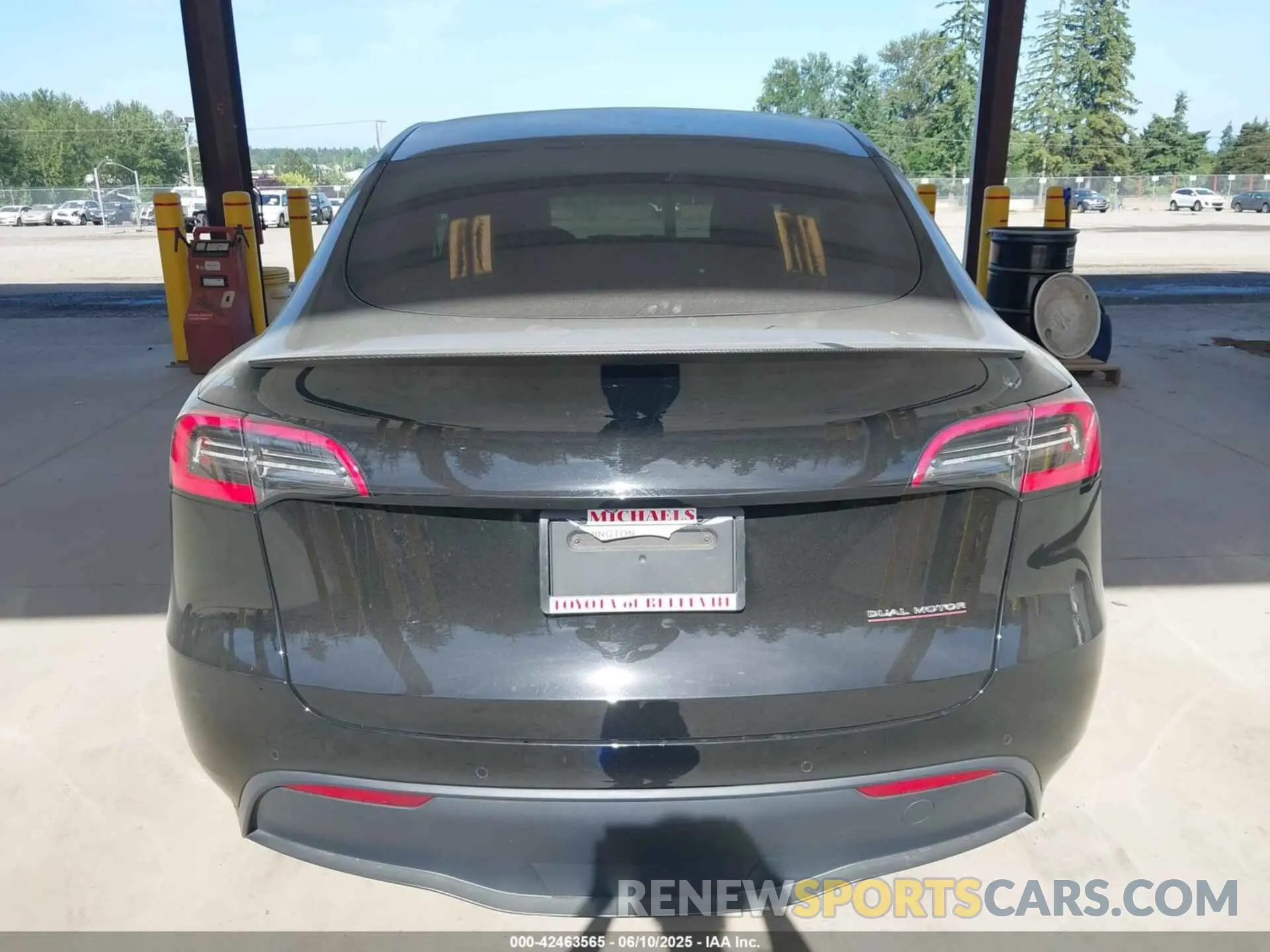 15 Photograph of a damaged car 5YJYGDEF8MF140887 TESLA MODEL Y 2021