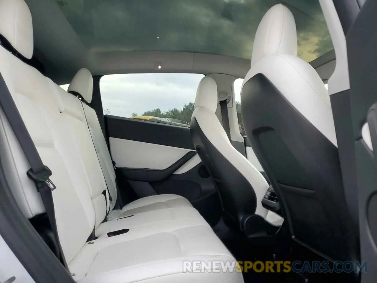 11 Photograph of a damaged car 5YJYGDEF8MF251682 TESLA MODEL Y 2021