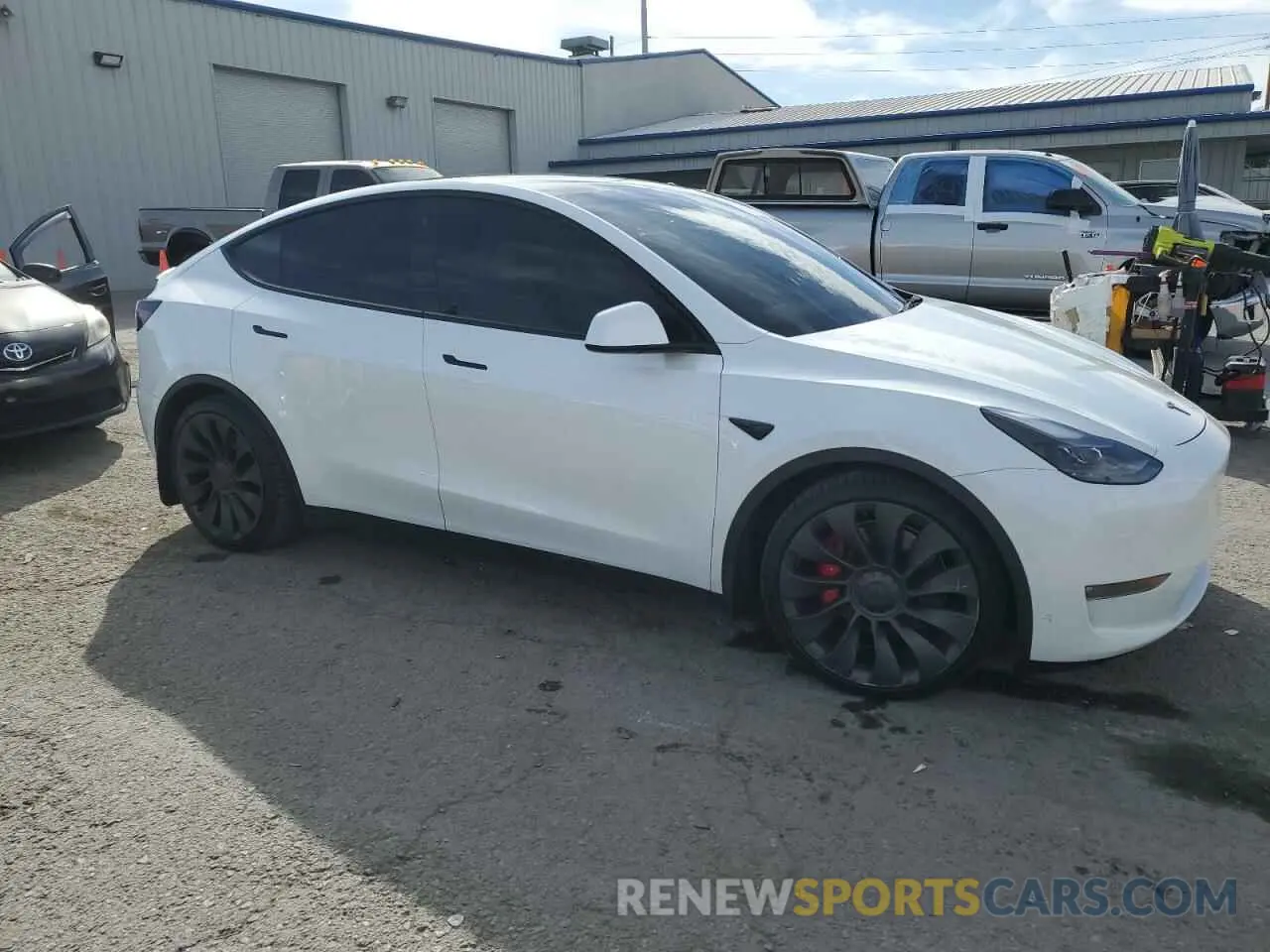 4 Photograph of a damaged car 5YJYGDEF9MF133978 TESLA MODEL Y 2021