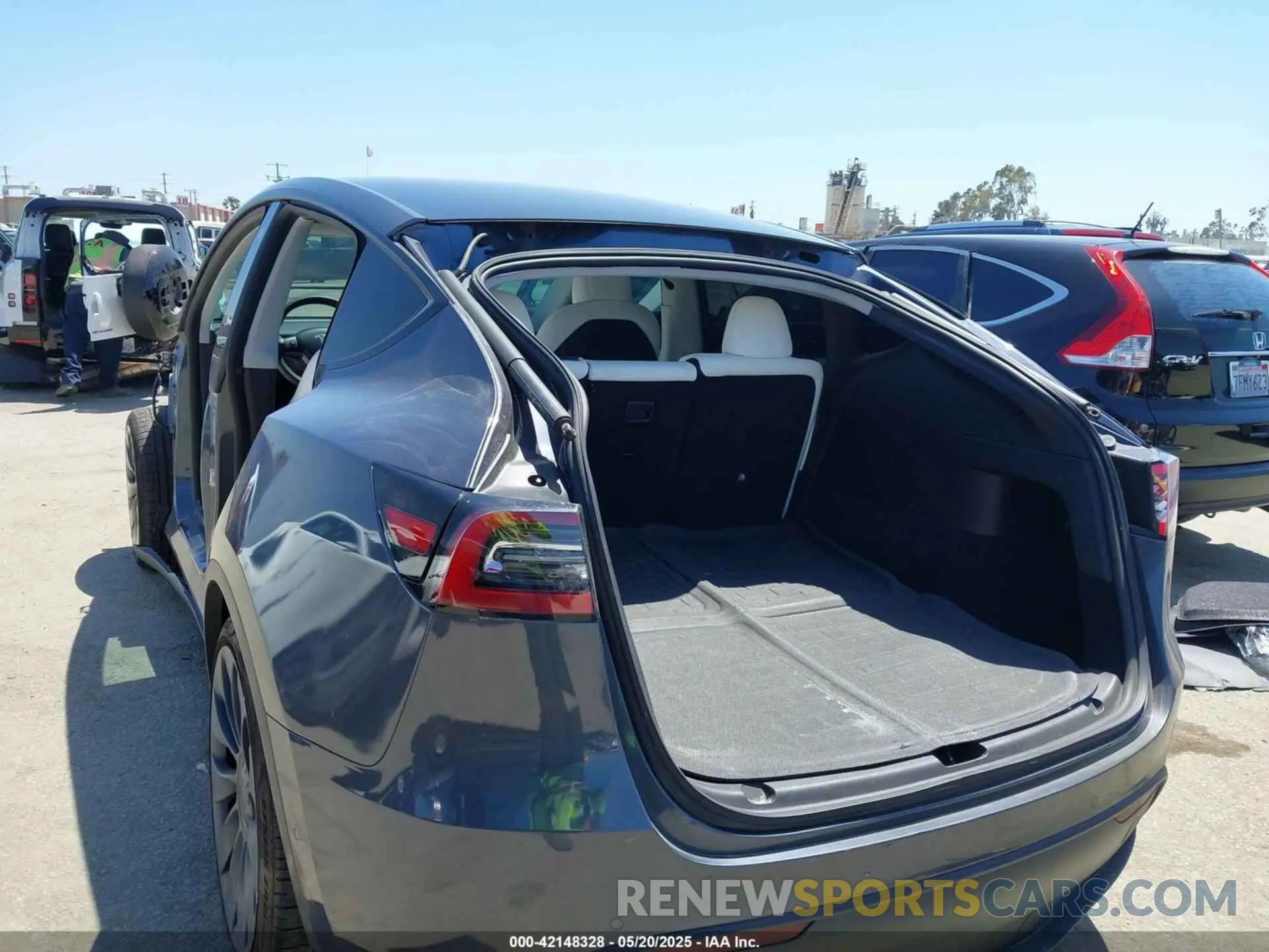 19 Photograph of a damaged car 5YJYGDEF9MF136847 TESLA MODEL Y 2021