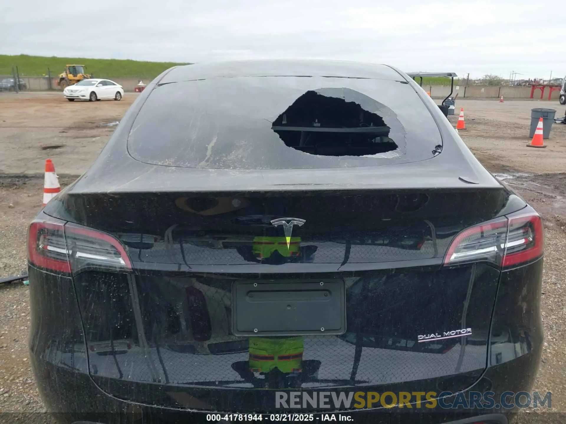 16 Photograph of a damaged car 5YJYGDEF9MF273884 TESLA MODEL Y 2021