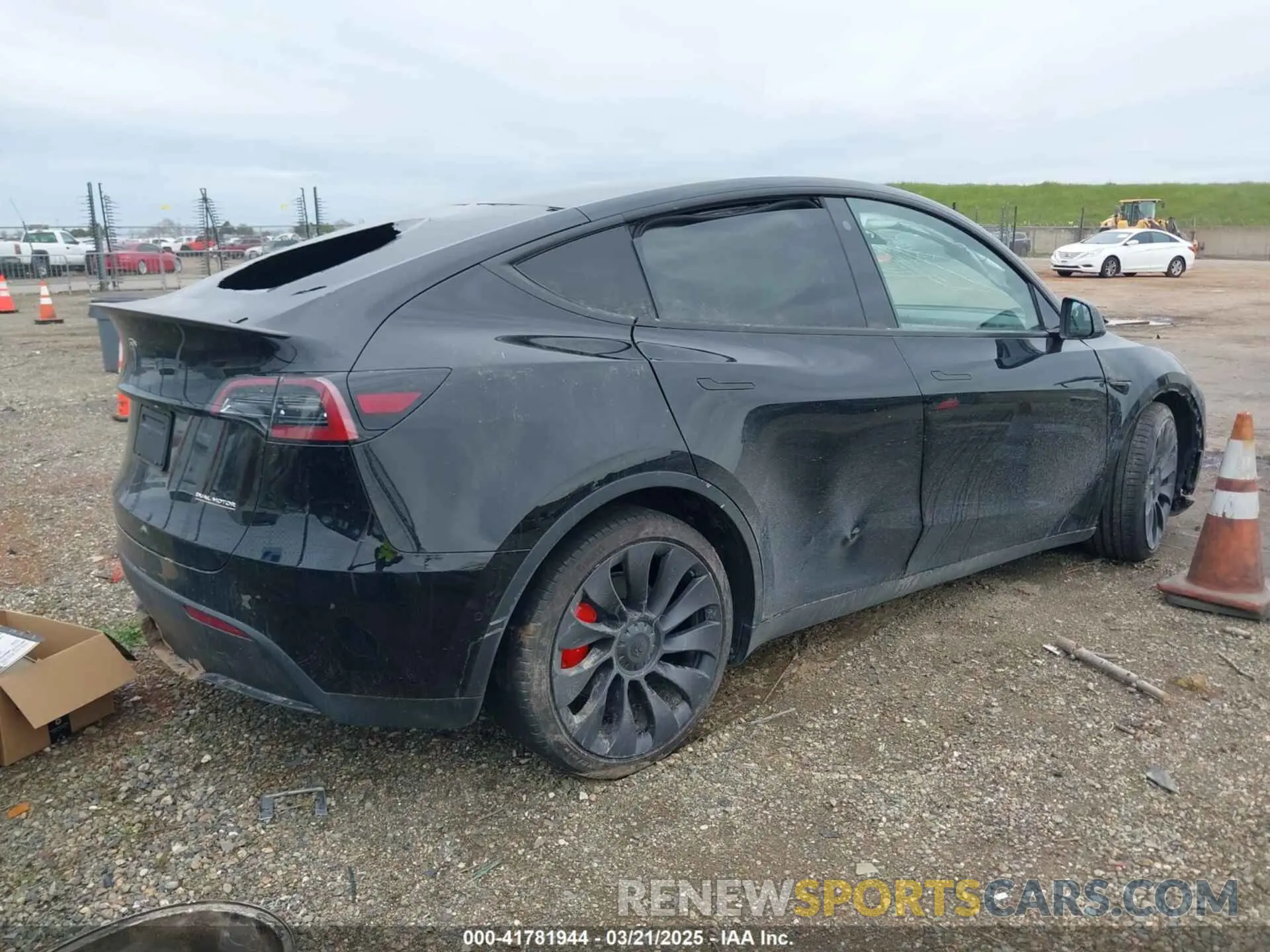 4 Photograph of a damaged car 5YJYGDEF9MF273884 TESLA MODEL Y 2021