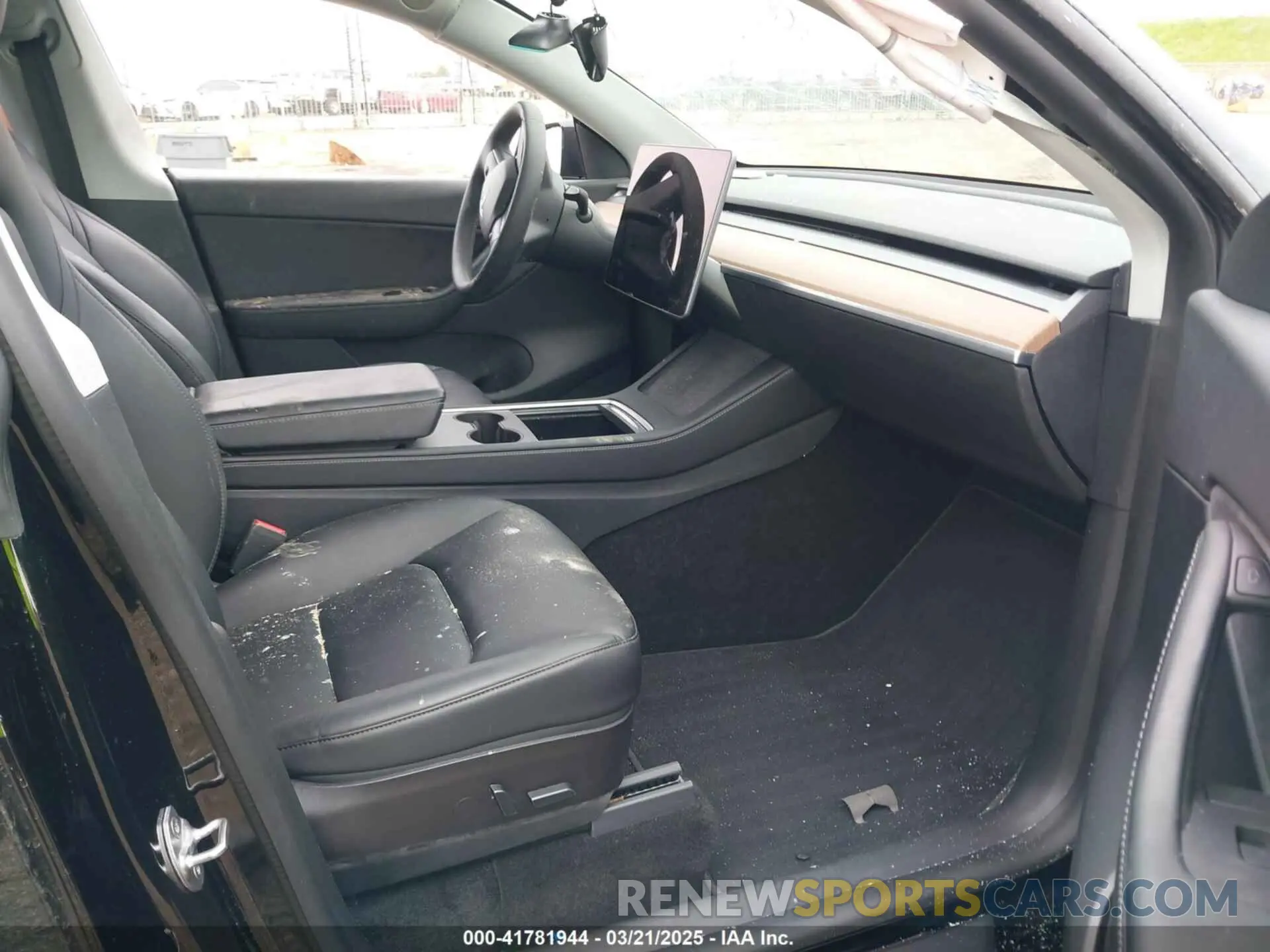 5 Photograph of a damaged car 5YJYGDEF9MF273884 TESLA MODEL Y 2021