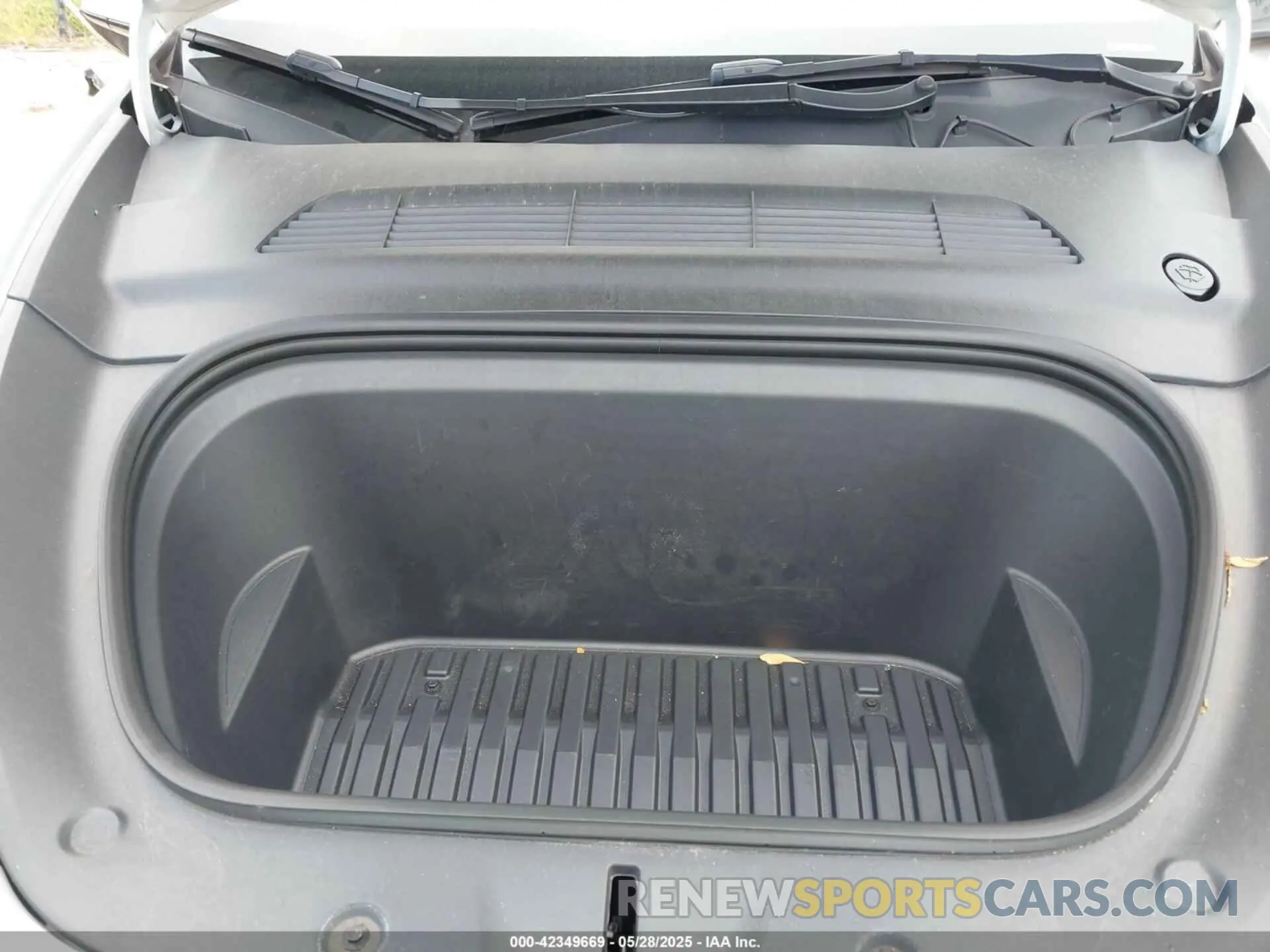 10 Photograph of a damaged car 7SAYGAEE0NF428932 TESLA MODEL Y 2022