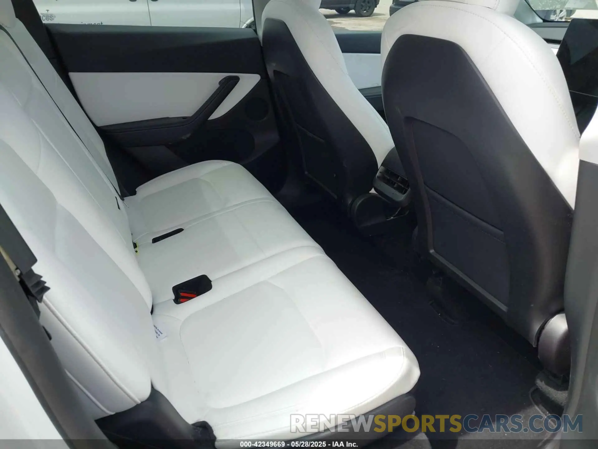 8 Photograph of a damaged car 7SAYGAEE0NF428932 TESLA MODEL Y 2022