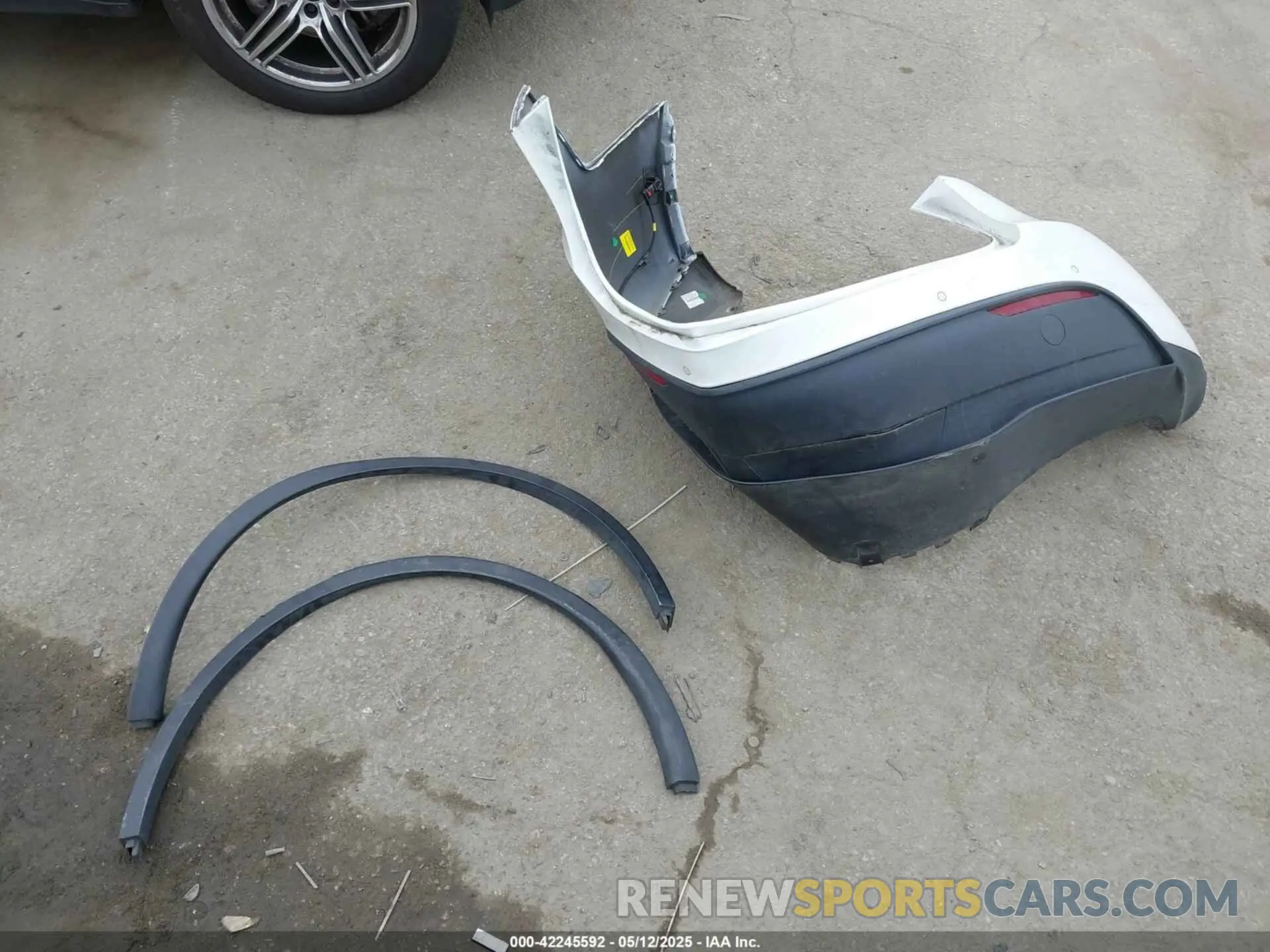 12 Photograph of a damaged car 7SAYGAEE1NF402341 TESLA MODEL Y 2022