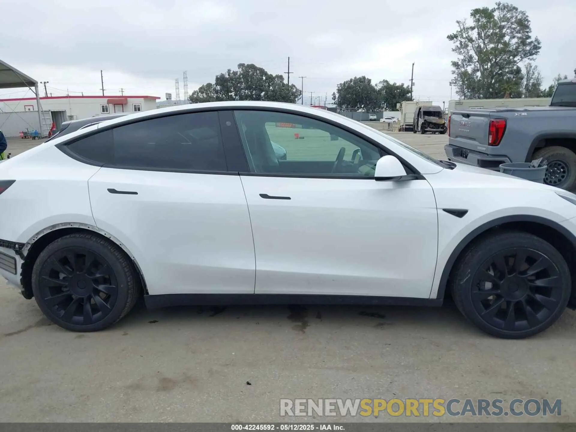 14 Photograph of a damaged car 7SAYGAEE1NF402341 TESLA MODEL Y 2022