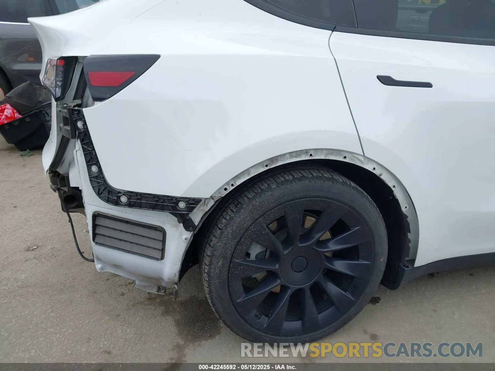 22 Photograph of a damaged car 7SAYGAEE1NF402341 TESLA MODEL Y 2022