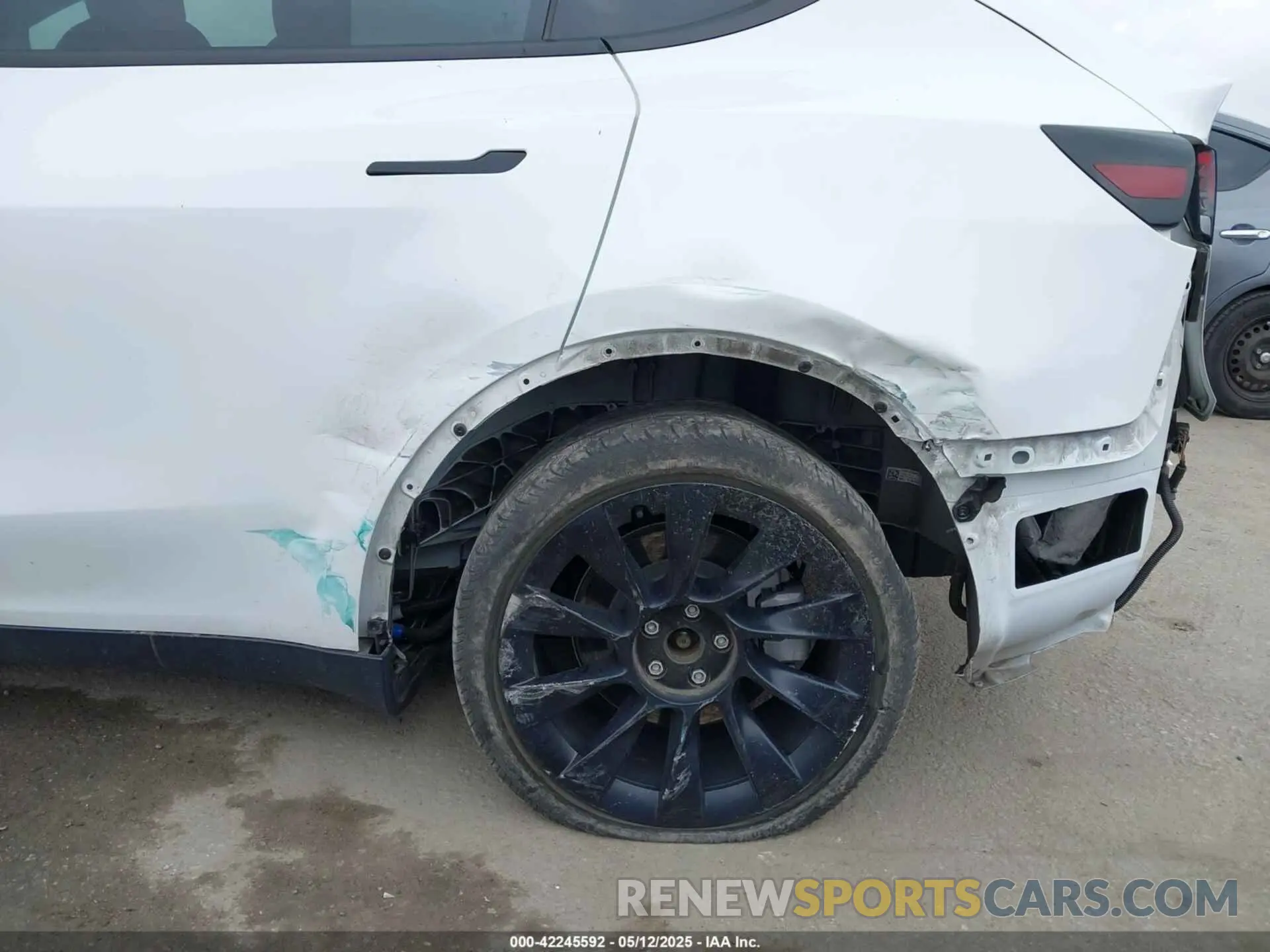6 Photograph of a damaged car 7SAYGAEE1NF402341 TESLA MODEL Y 2022