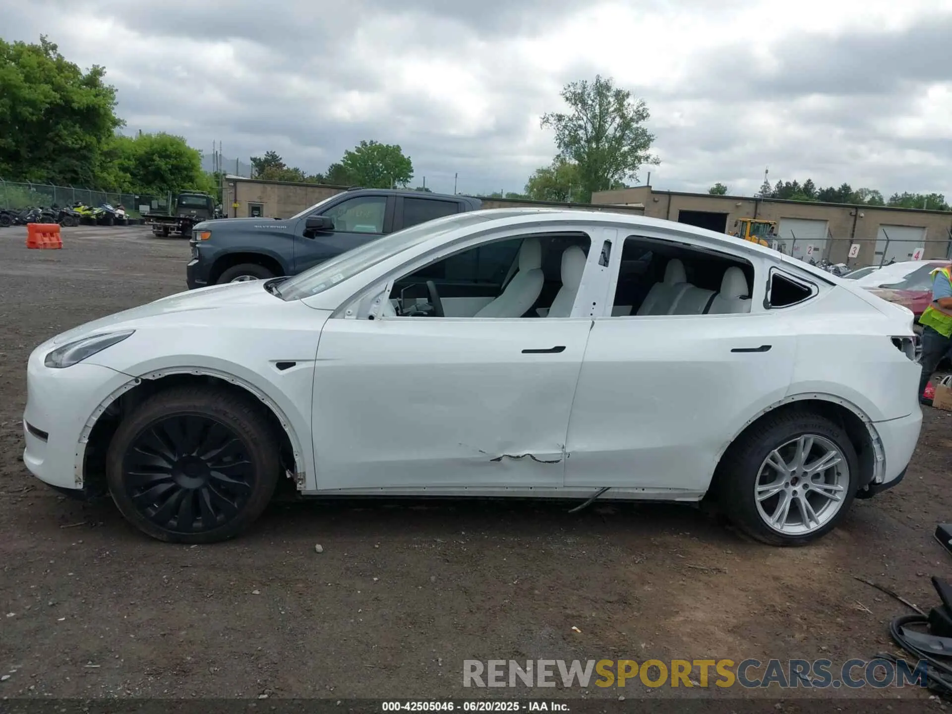 15 Photograph of a damaged car 7SAYGAEE1NF467562 TESLA MODEL Y 2022