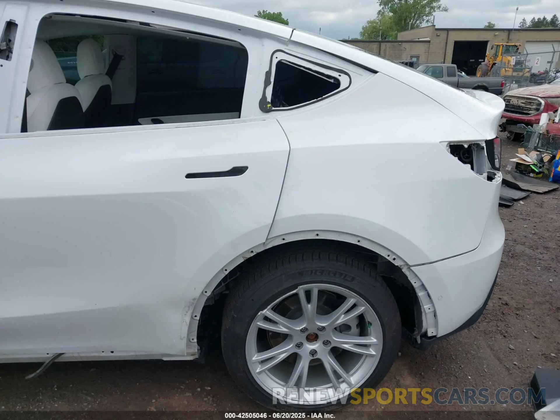 21 Photograph of a damaged car 7SAYGAEE1NF467562 TESLA MODEL Y 2022