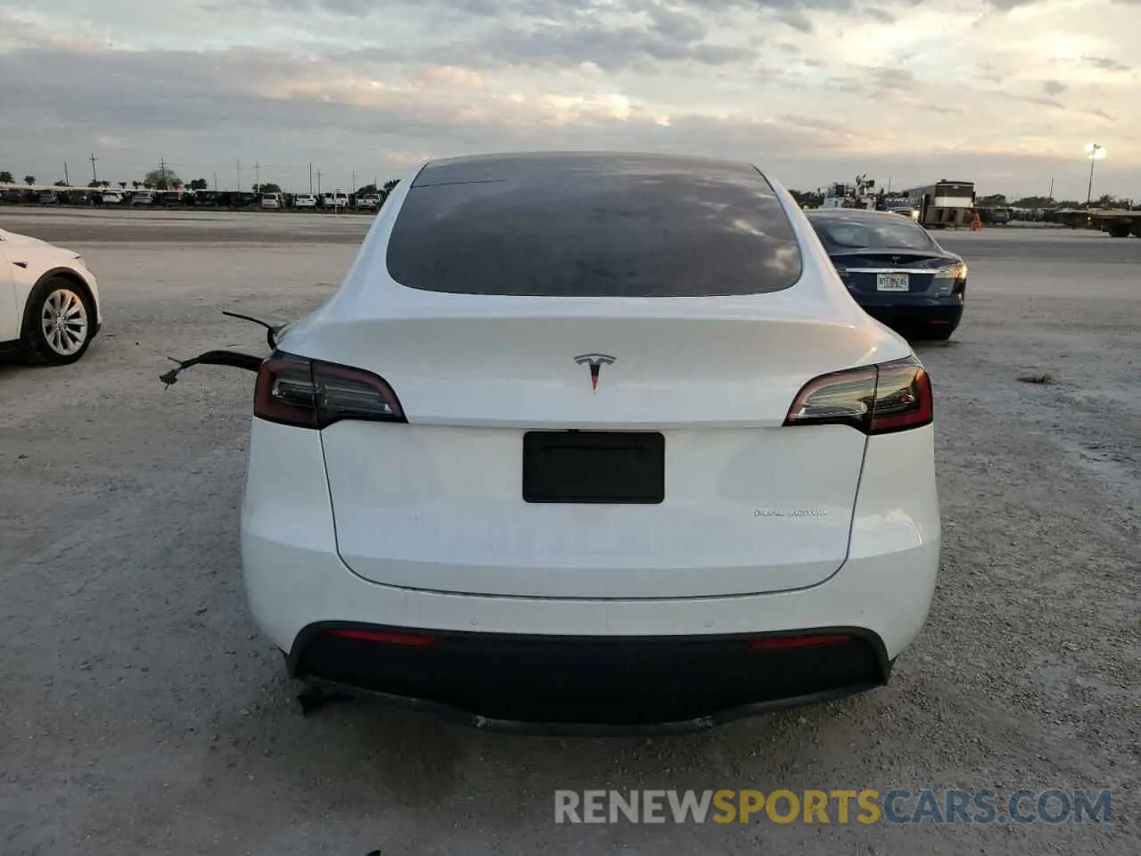 6 Photograph of a damaged car 7SAYGAEE1NF468064 TESLA MODEL Y 2022