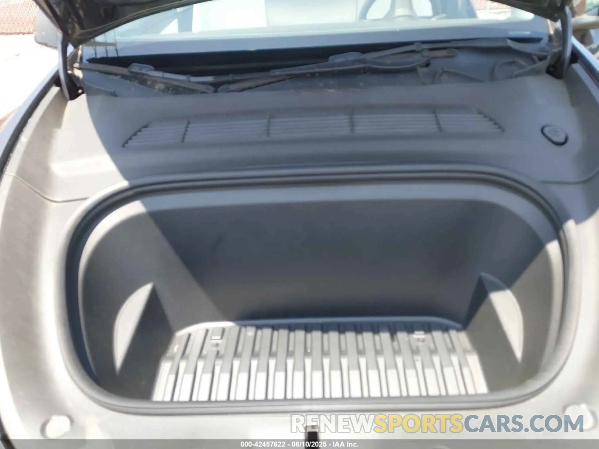 10 Photograph of a damaged car 7SAYGAEE2NF358401 TESLA MODEL Y 2022