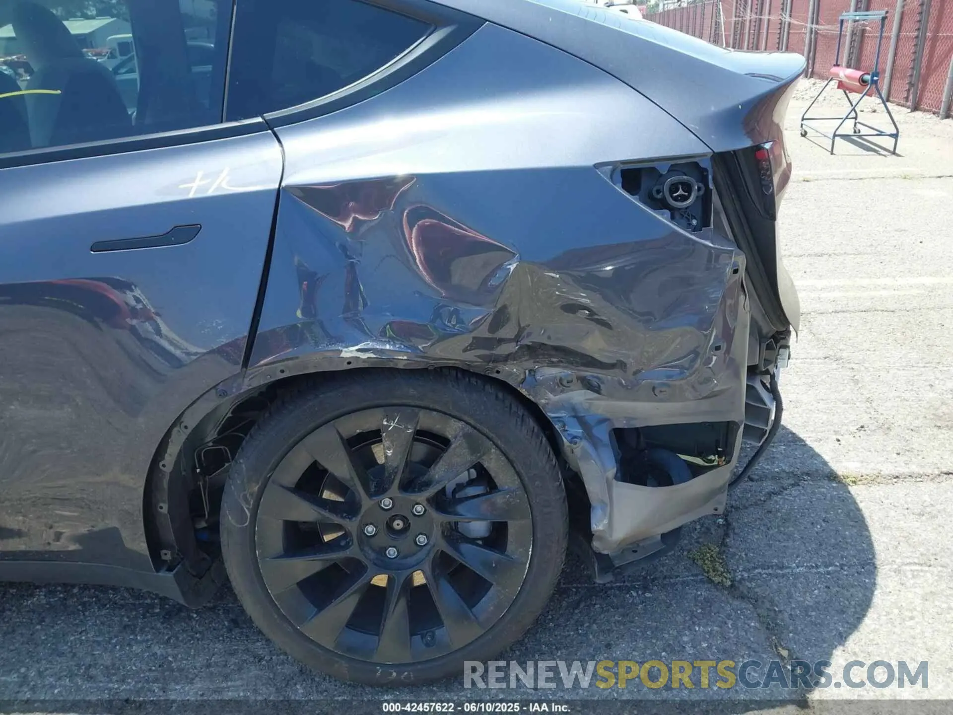 21 Photograph of a damaged car 7SAYGAEE2NF358401 TESLA MODEL Y 2022