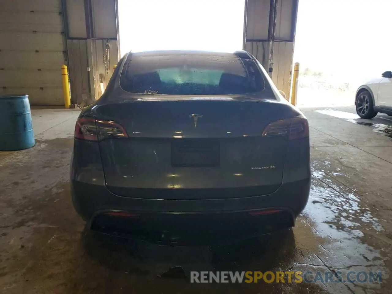 6 Photograph of a damaged car 7SAYGAEE2NF573843 TESLA MODEL Y 2022