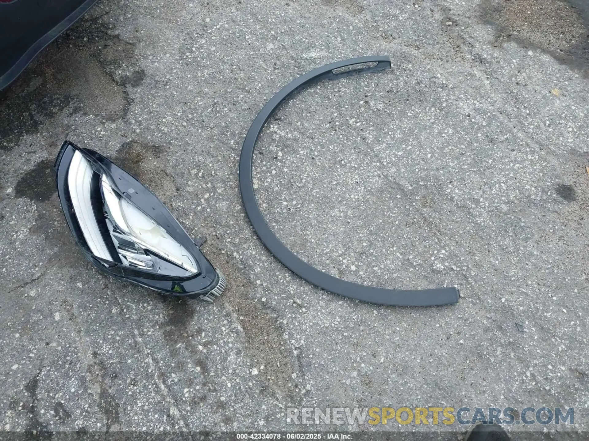 12 Photograph of a damaged car 7SAYGAEE3NF394274 TESLA MODEL Y 2022