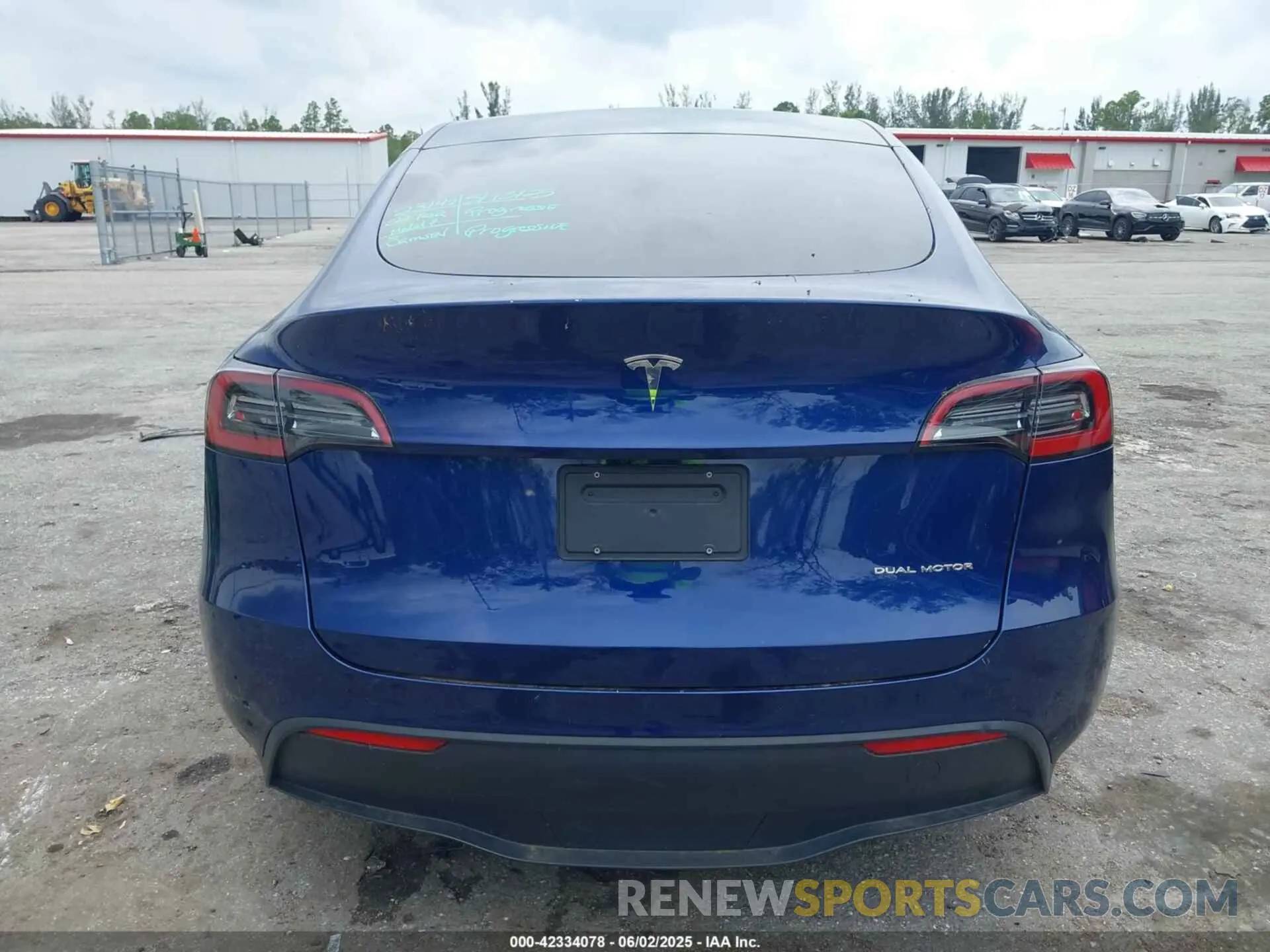 17 Photograph of a damaged car 7SAYGAEE3NF394274 TESLA MODEL Y 2022