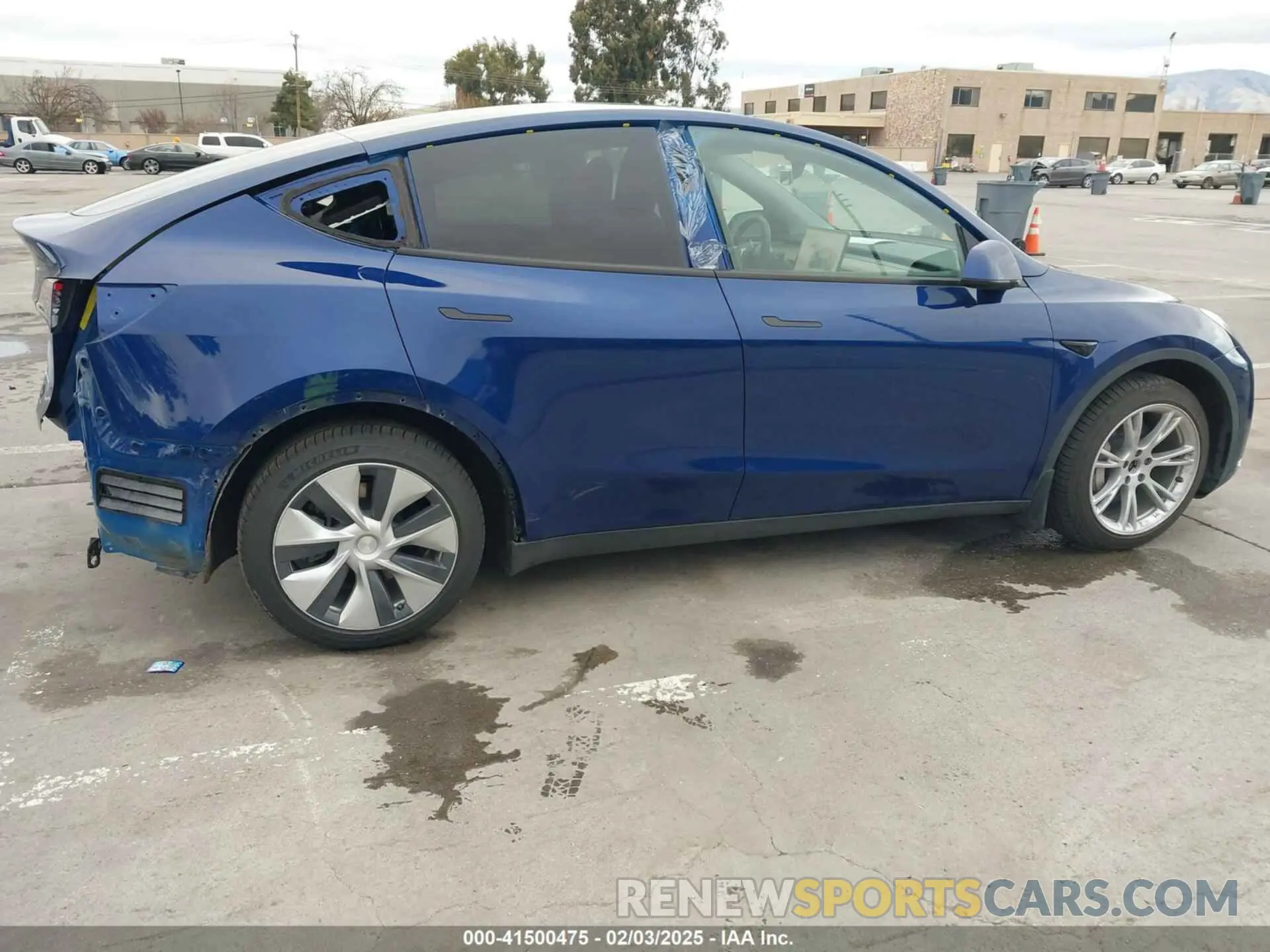 4 Photograph of a damaged car 7SAYGAEE3NF573141 TESLA MODEL Y 2022