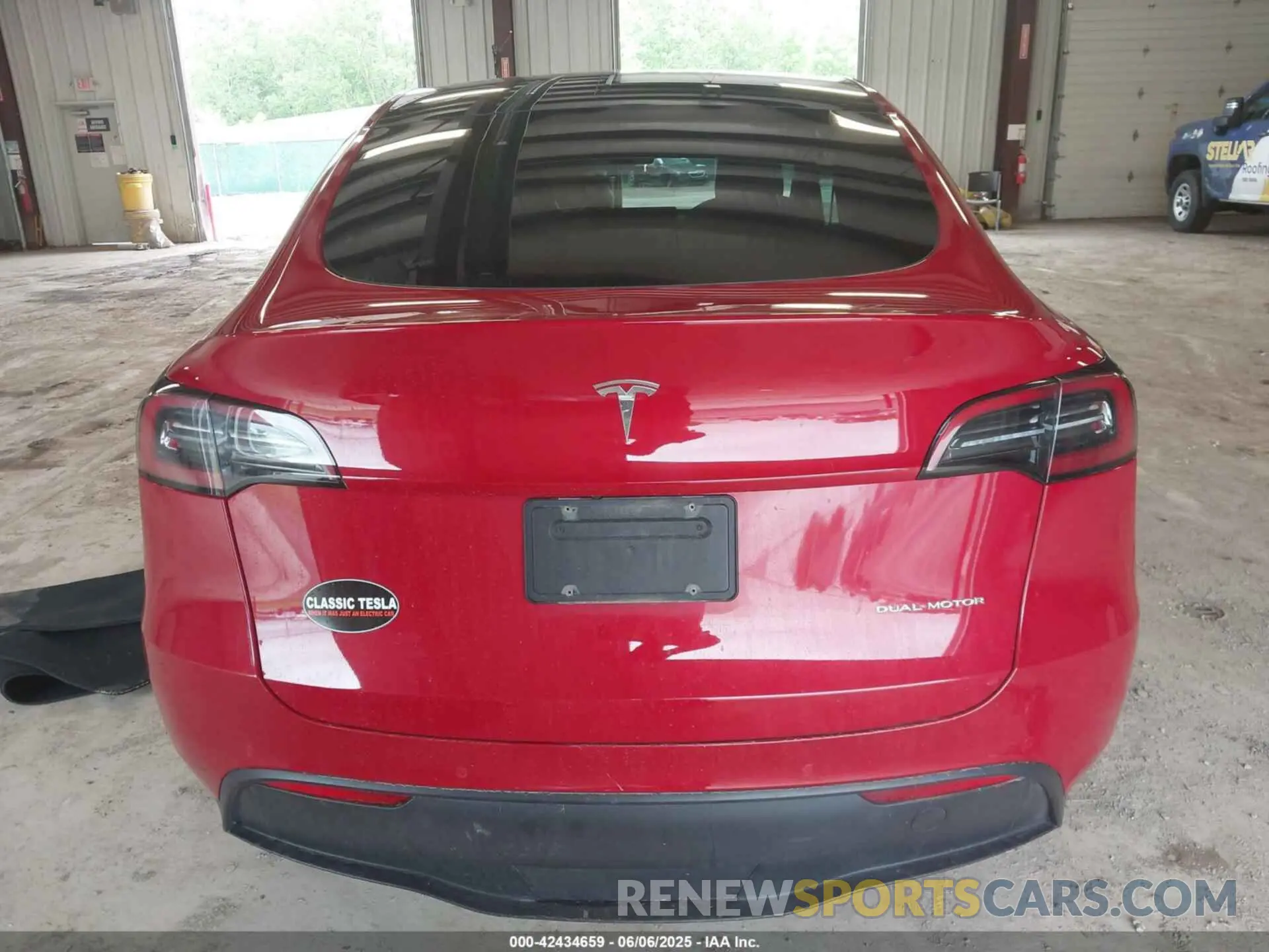 17 Photograph of a damaged car 7SAYGAEE4NF309961 TESLA MODEL Y 2022