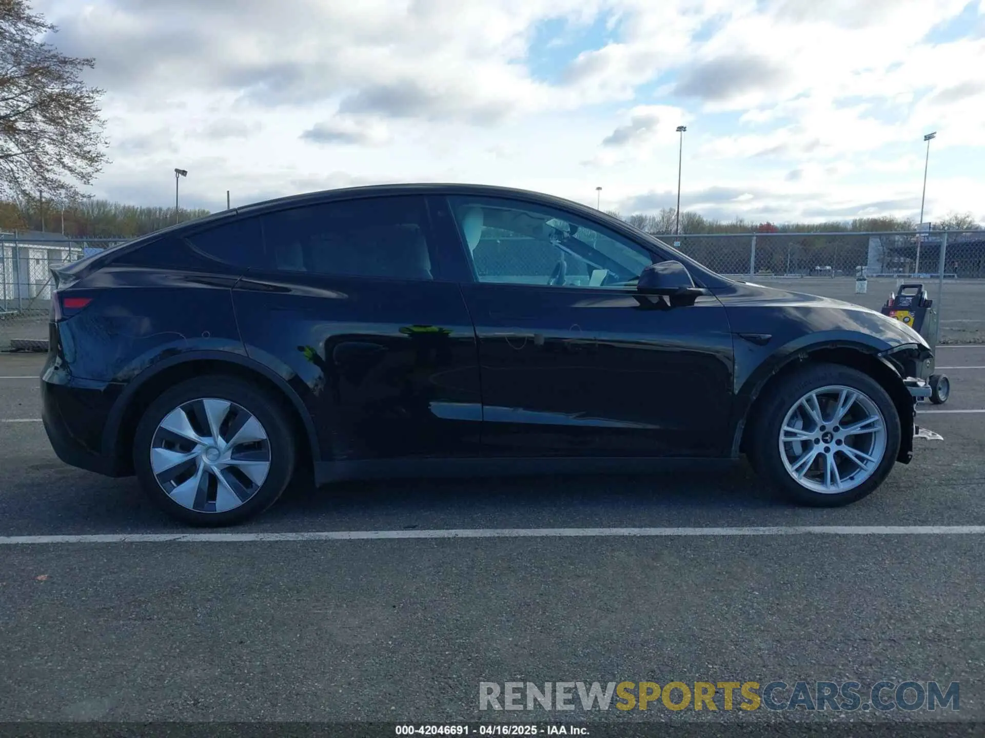 12 Photograph of a damaged car 7SAYGAEE4NF522330 TESLA MODEL Y 2022