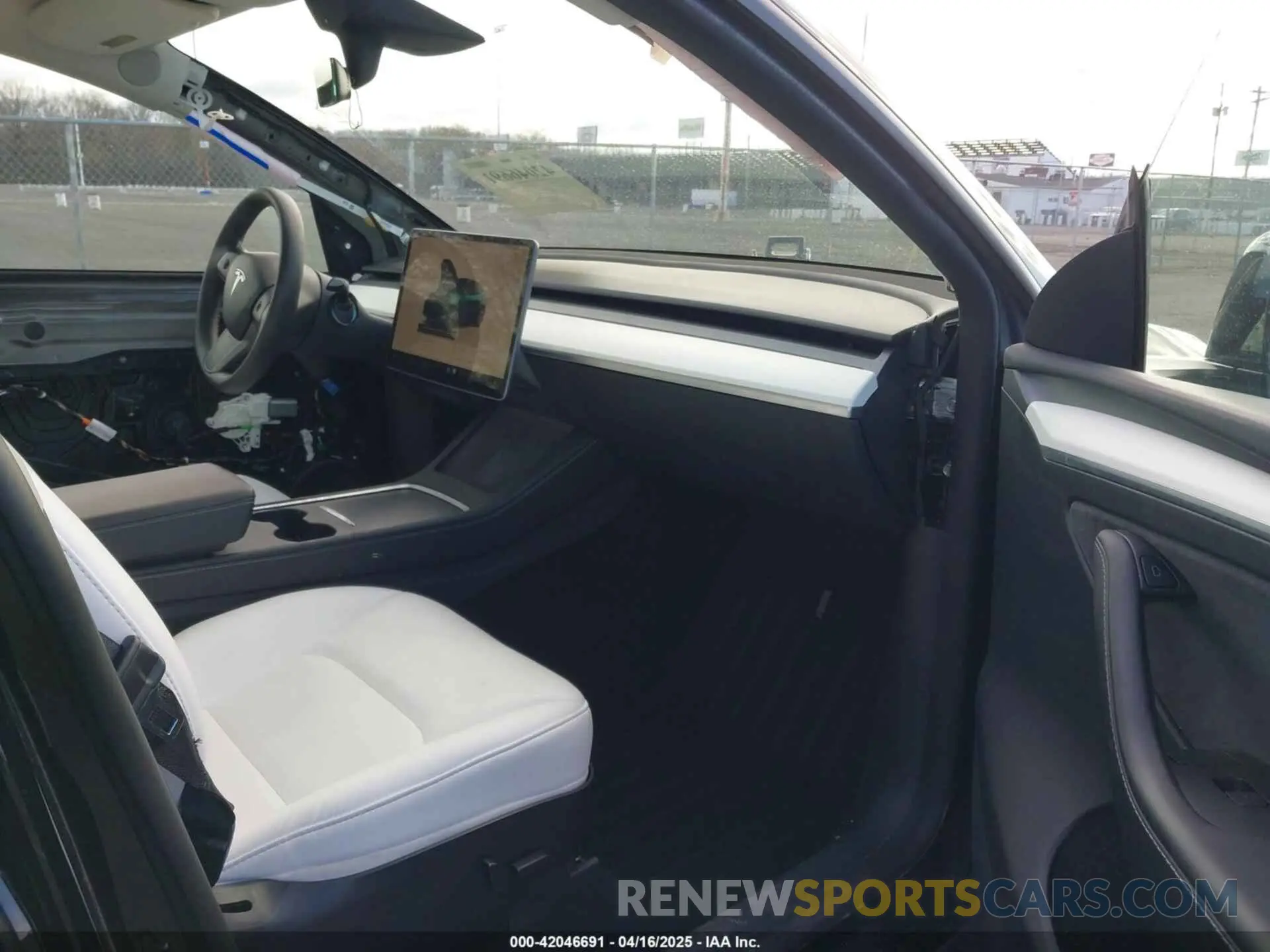 5 Photograph of a damaged car 7SAYGAEE4NF522330 TESLA MODEL Y 2022