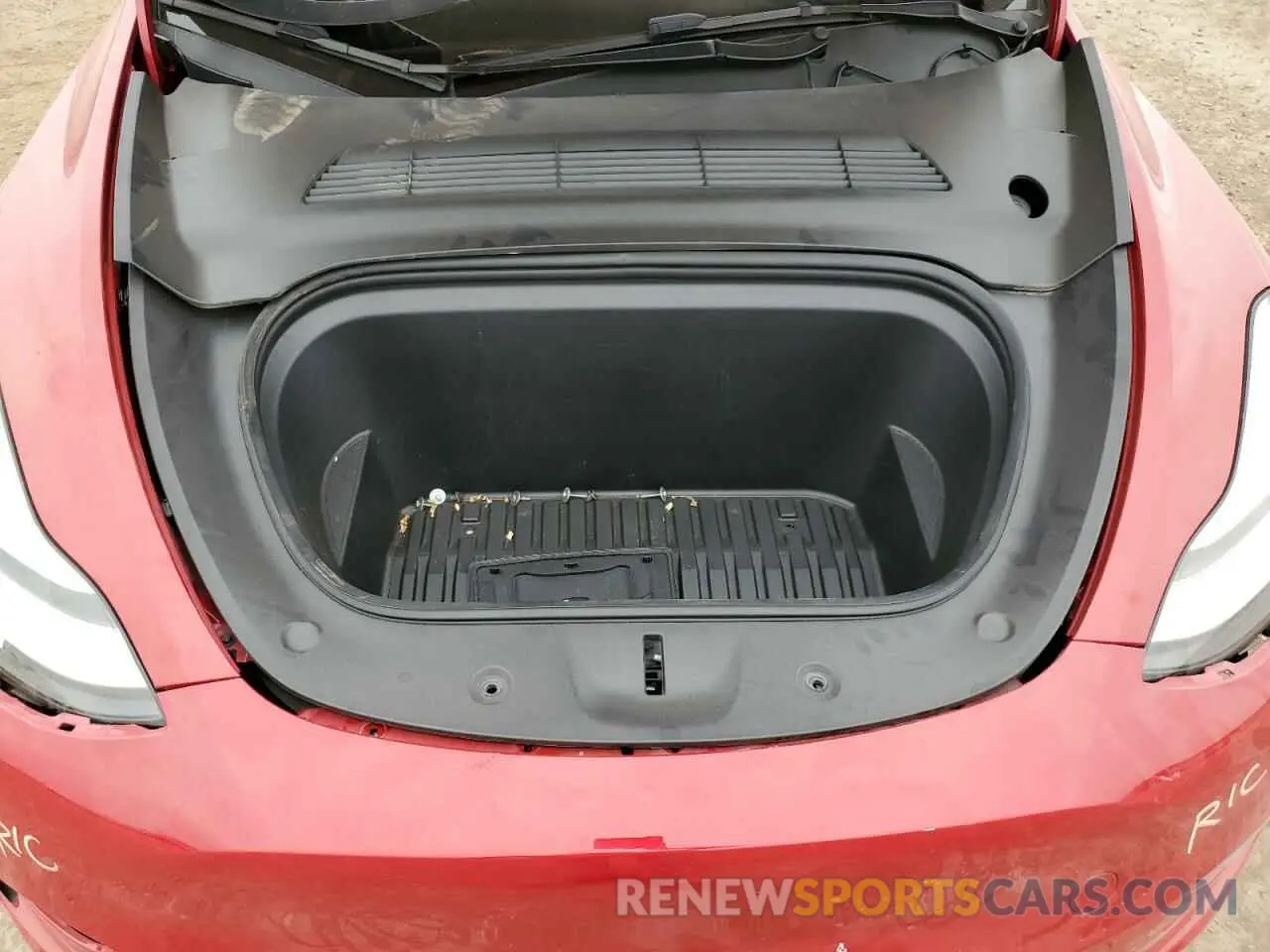 11 Photograph of a damaged car 7SAYGAEE4NF570653 TESLA MODEL Y 2022