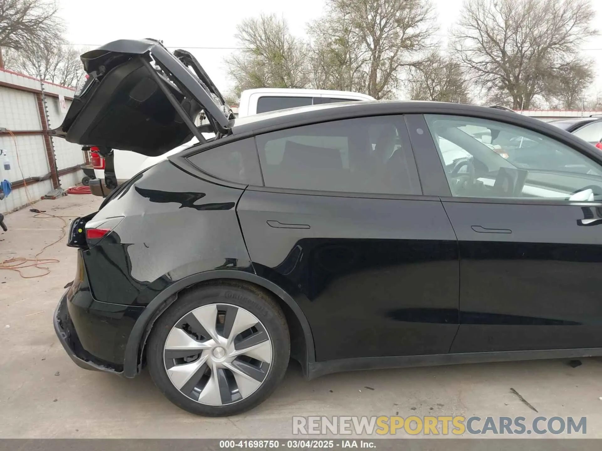 19 Photograph of a damaged car 7SAYGAEE5NF428327 TESLA MODEL Y 2022