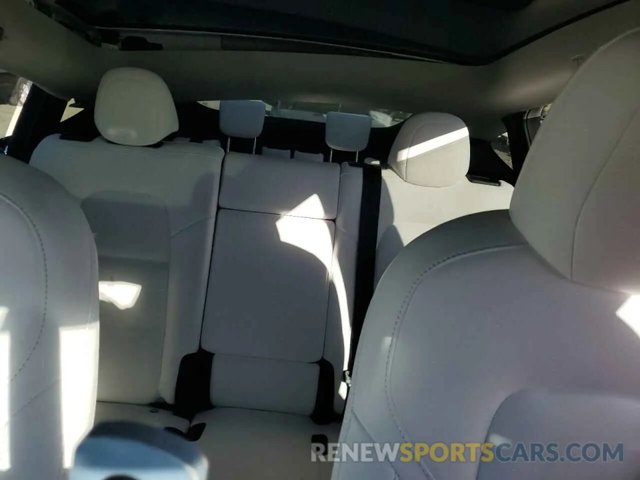 10 Photograph of a damaged car 7SAYGAEE6NF505383 TESLA MODEL Y 2022