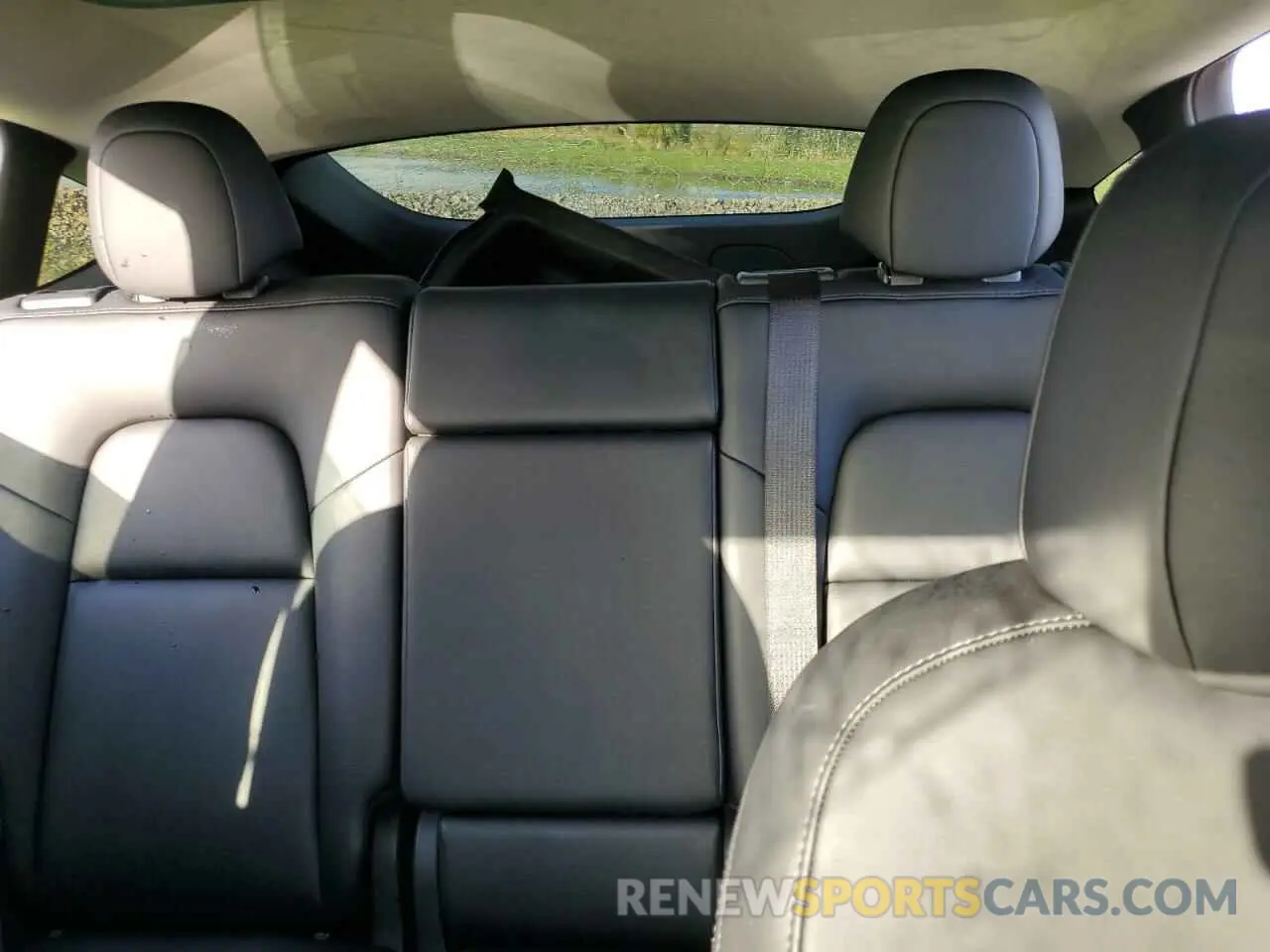 10 Photograph of a damaged car 7SAYGAEE6NF576132 TESLA MODEL Y 2022