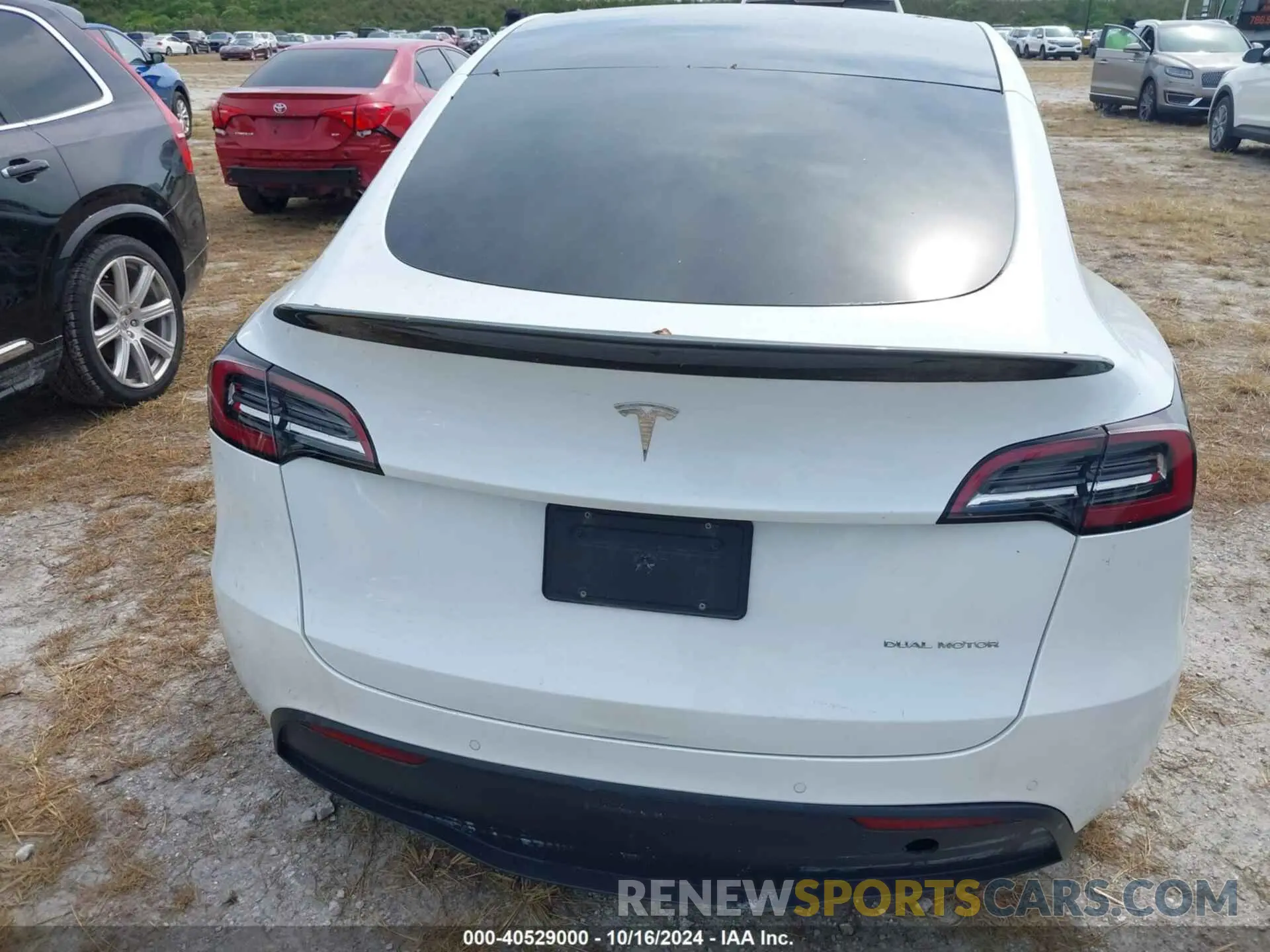 15 Photograph of a damaged car 7SAYGAEE7NF339651 TESLA MODEL Y 2022