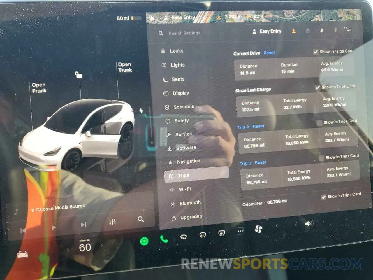 9 Photograph of a damaged car 7SAYGAEE7NF376795 TESLA MODEL Y 2022