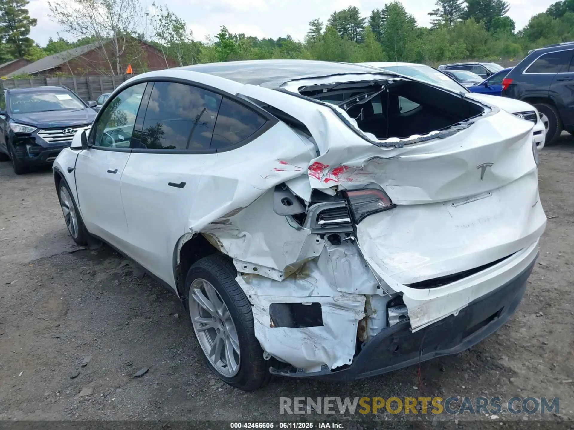 13 Photograph of a damaged car 7SAYGAEE7NF384783 TESLA MODEL Y 2022