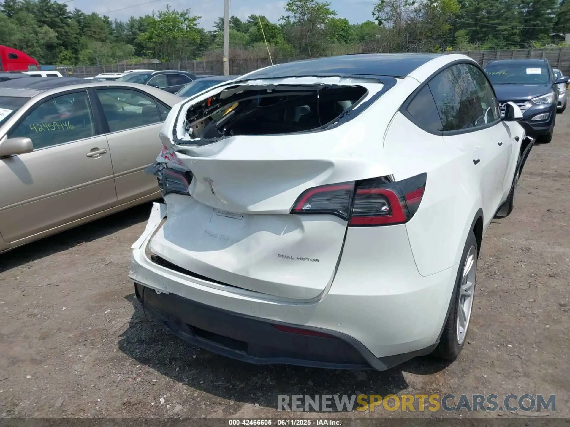 15 Photograph of a damaged car 7SAYGAEE7NF384783 TESLA MODEL Y 2022