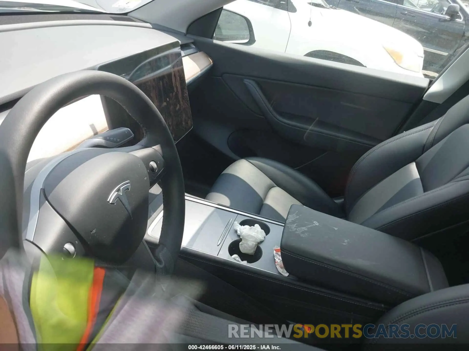 17 Photograph of a damaged car 7SAYGAEE7NF384783 TESLA MODEL Y 2022