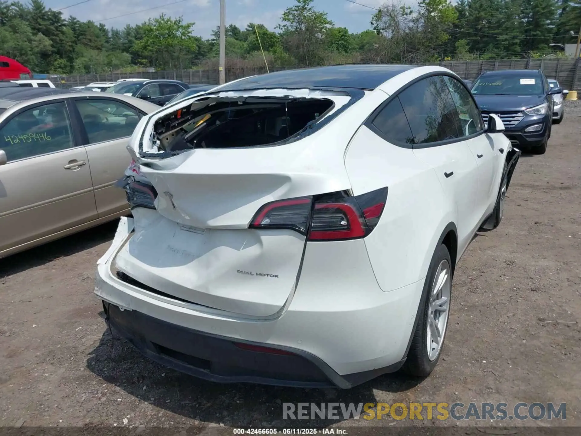 4 Photograph of a damaged car 7SAYGAEE7NF384783 TESLA MODEL Y 2022