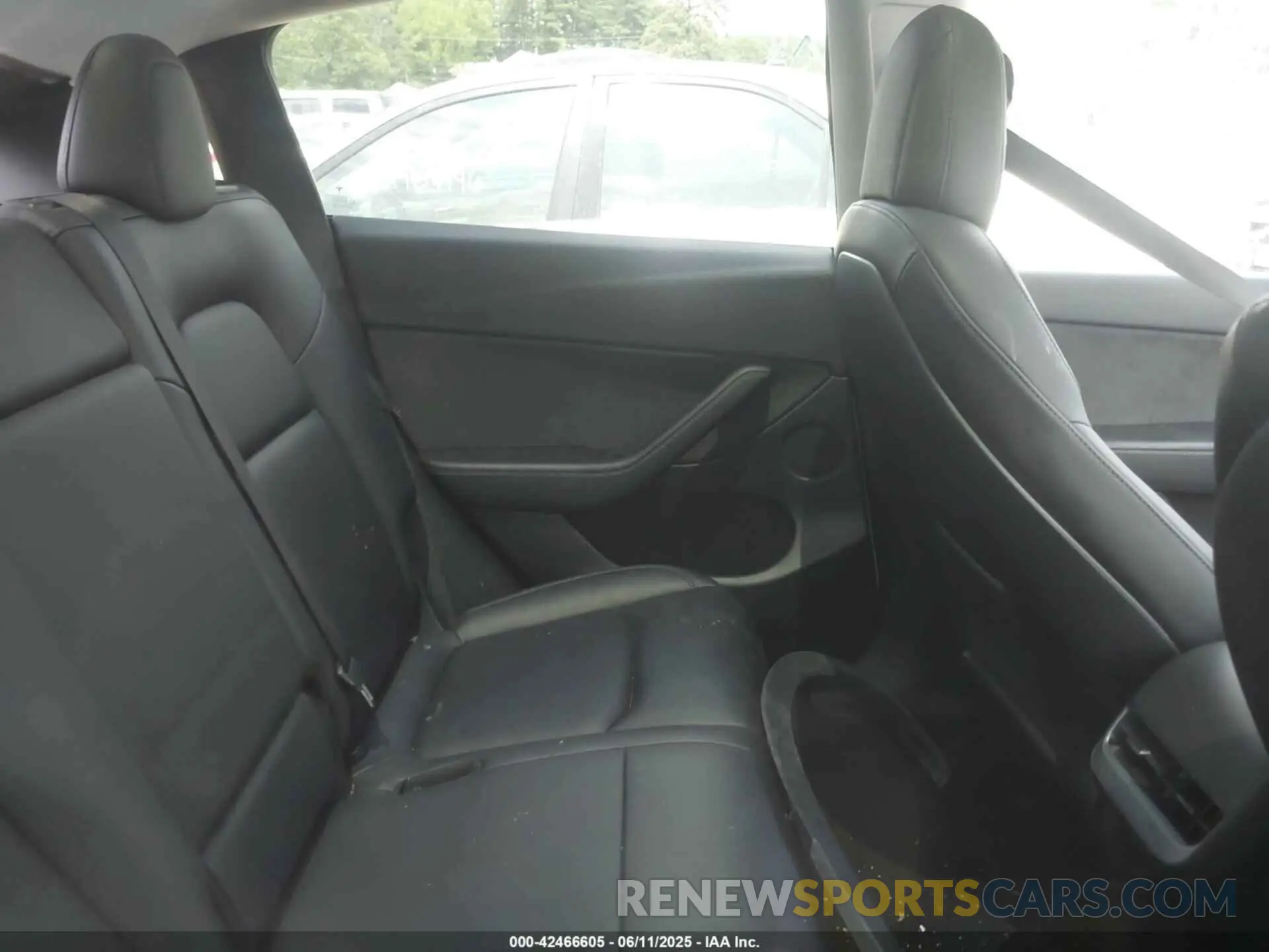 8 Photograph of a damaged car 7SAYGAEE7NF384783 TESLA MODEL Y 2022