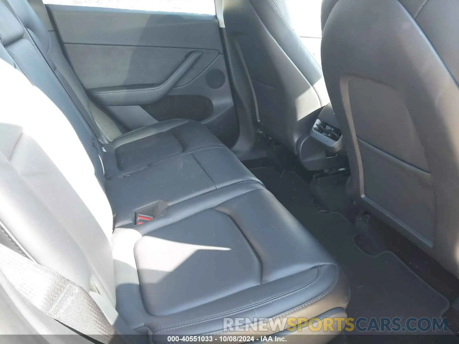 8 Photograph of a damaged car 7SAYGAEE8NF574463 TESLA MODEL Y 2022