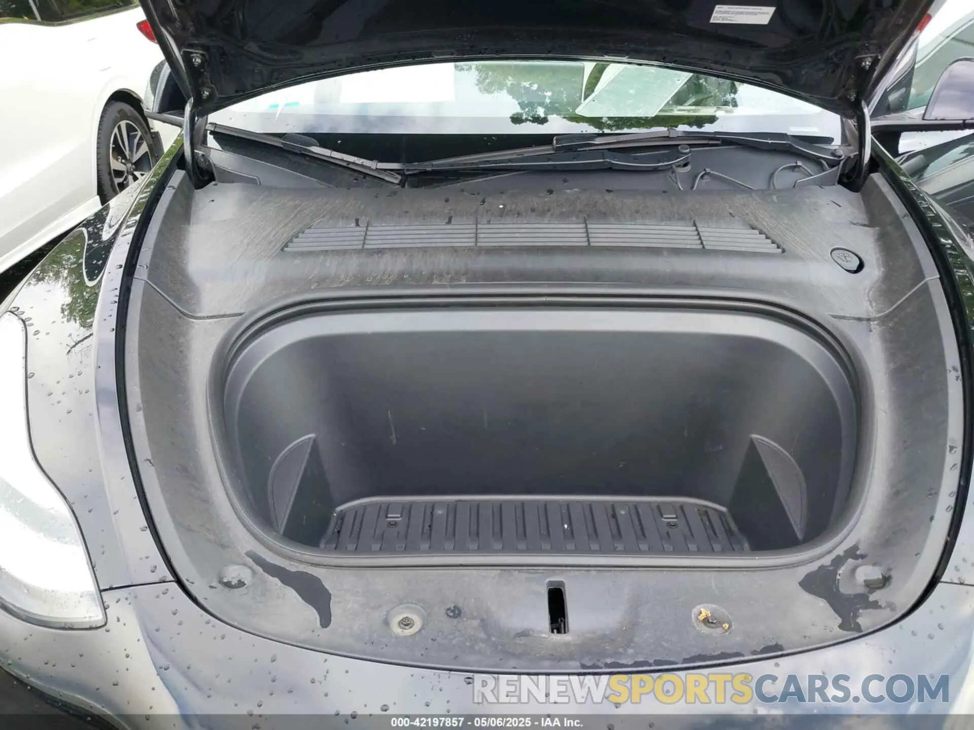 10 Photograph of a damaged car 7SAYGAEE9NF464960 TESLA MODEL Y 2022