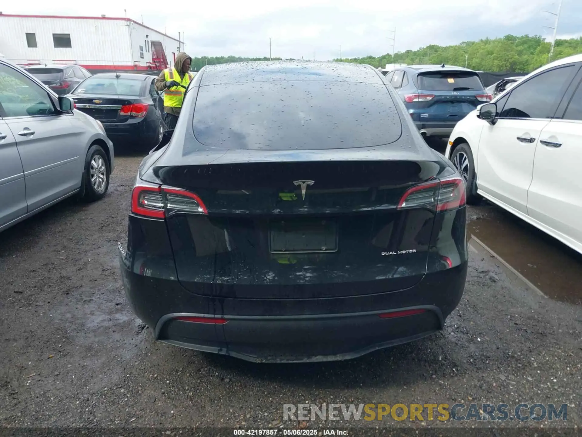 16 Photograph of a damaged car 7SAYGAEE9NF464960 TESLA MODEL Y 2022